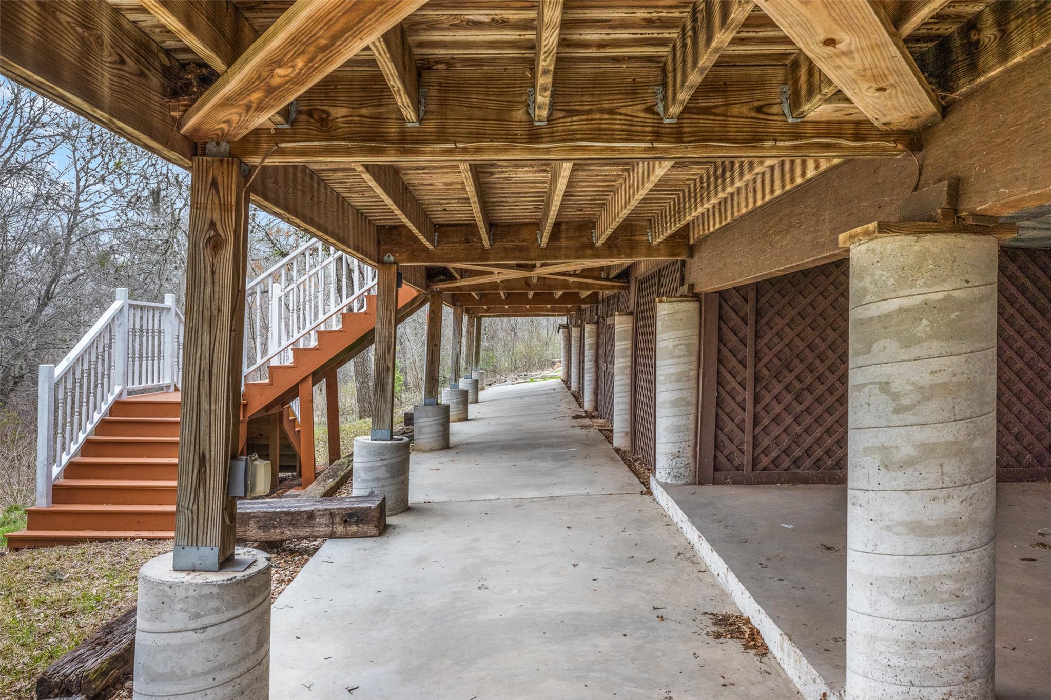 601 Country Club Ct, La Grange, TX 78945