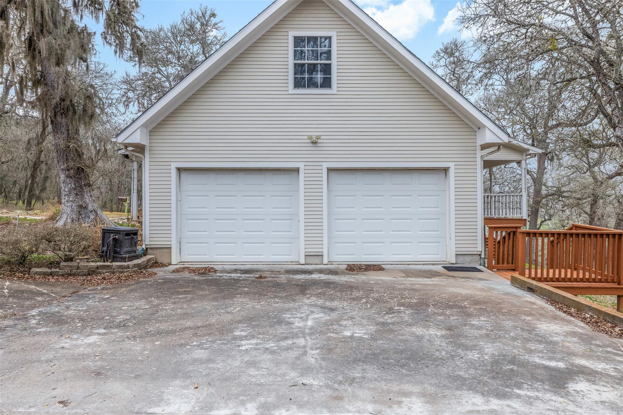 601 Country Club Ct, La Grange, TX 78945