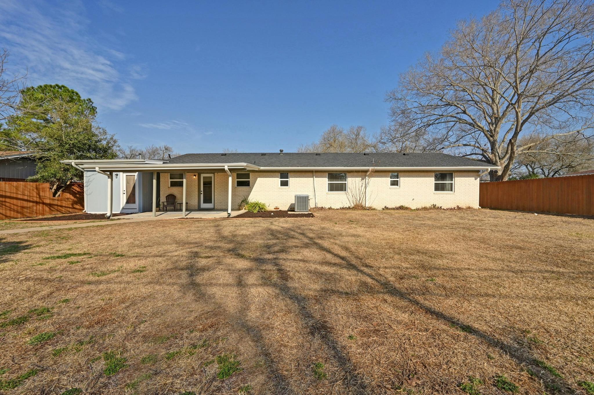 808 Vogel Dr, Lockhart, TX 78644