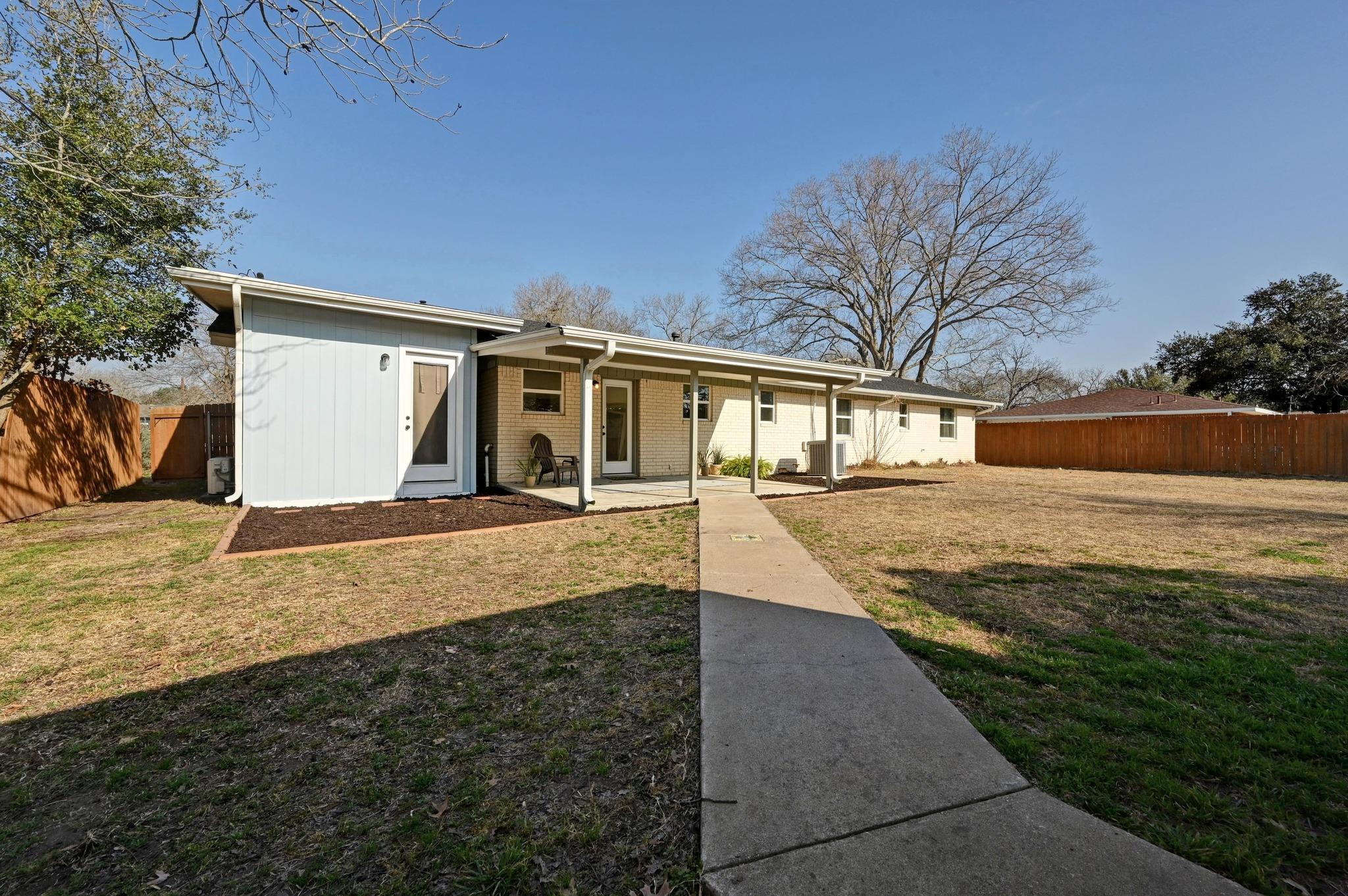 808 Vogel Dr, Lockhart, TX 78644