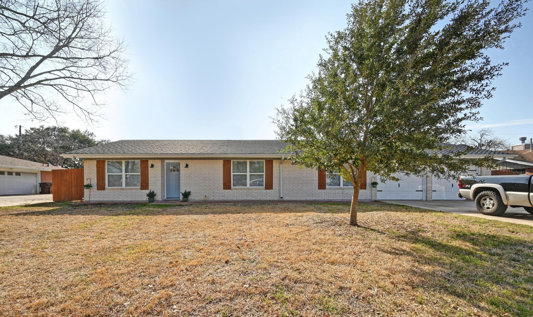 808 Vogel Dr, Lockhart, TX 78644