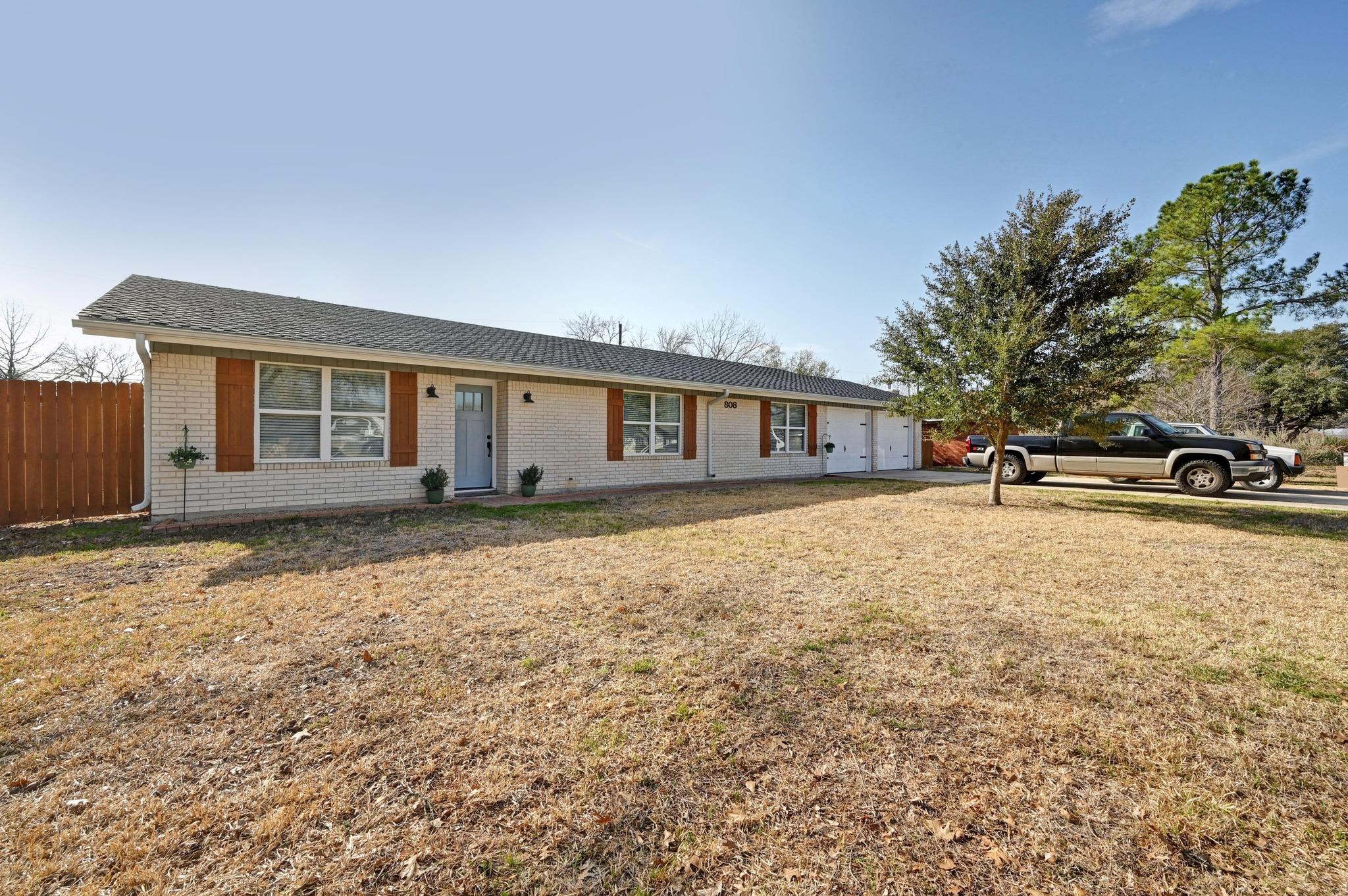 808 Vogel Dr, Lockhart, TX 78644