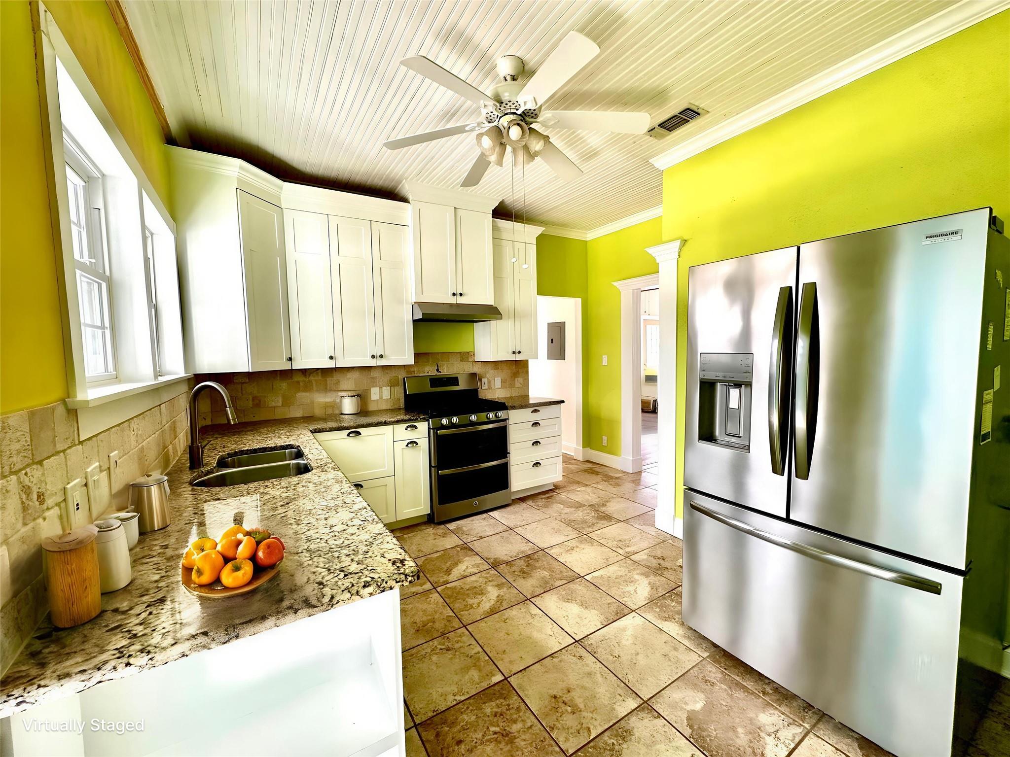 156 Clover Rd, Cedar Creek, TX 78612