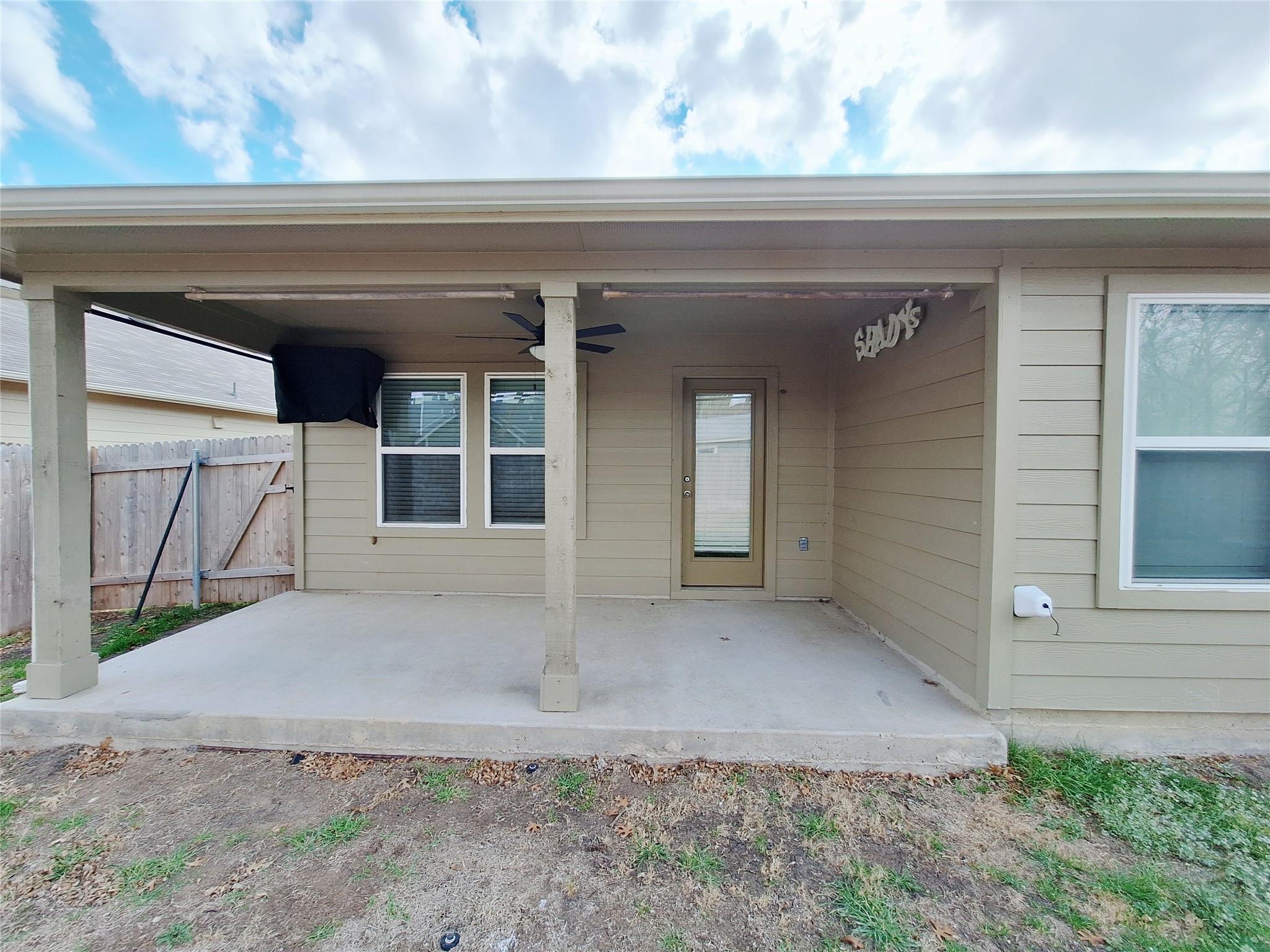 1327 Camden Ln Ln, Lockhart, TX 78644