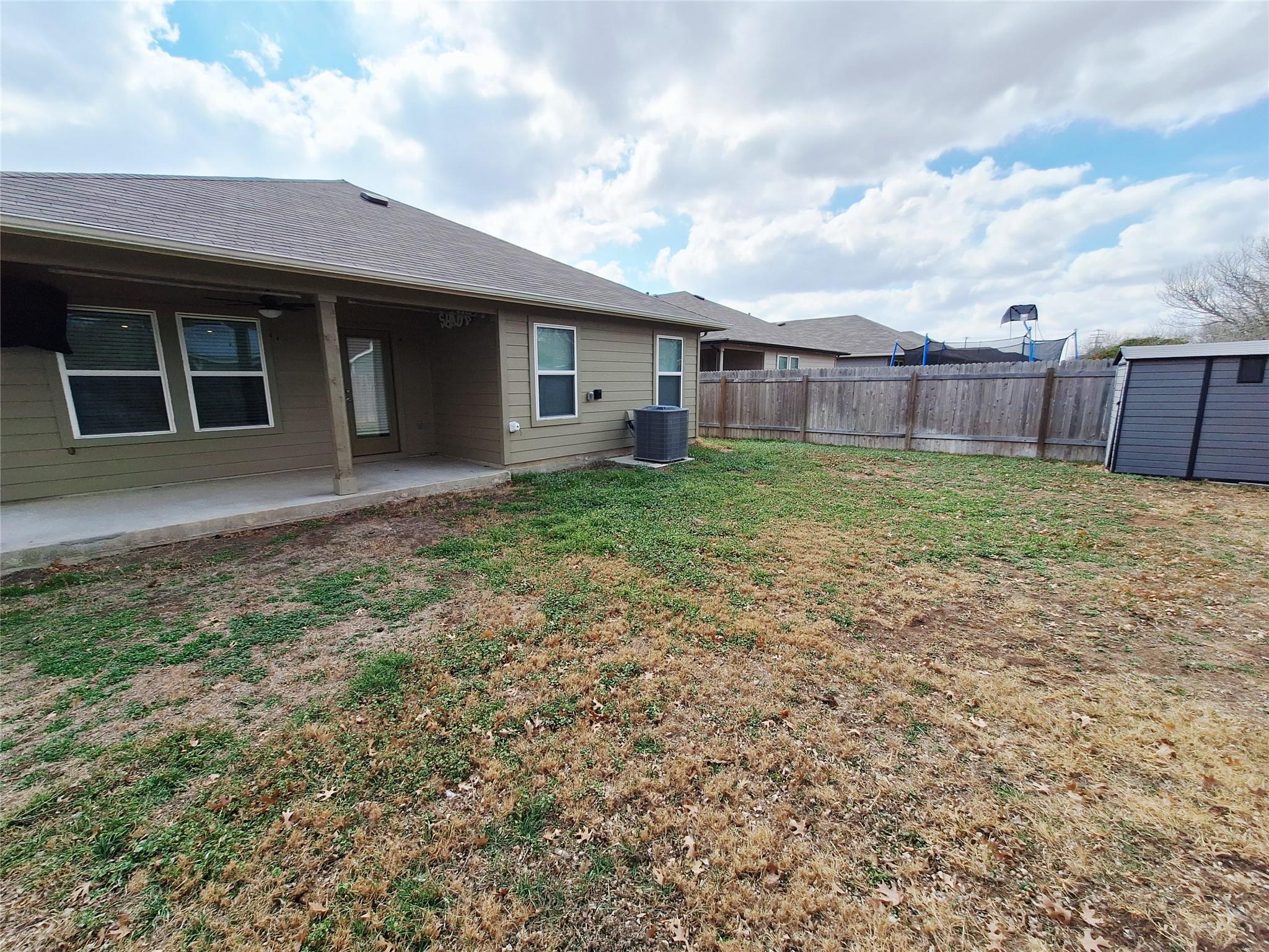 1327 Camden Ln Ln, Lockhart, TX 78644