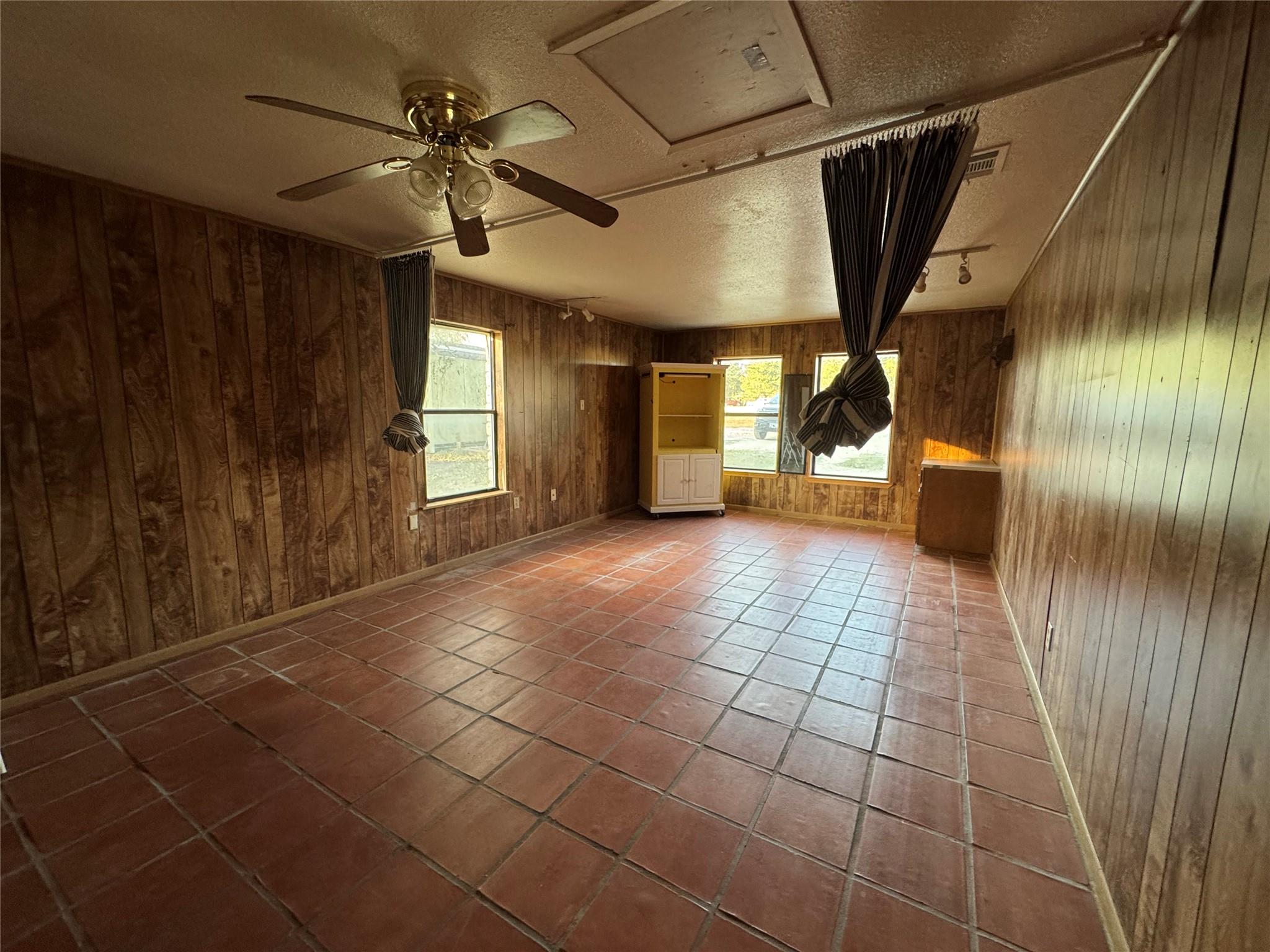 163 Robinson Rd, Lockhart, TX 78644