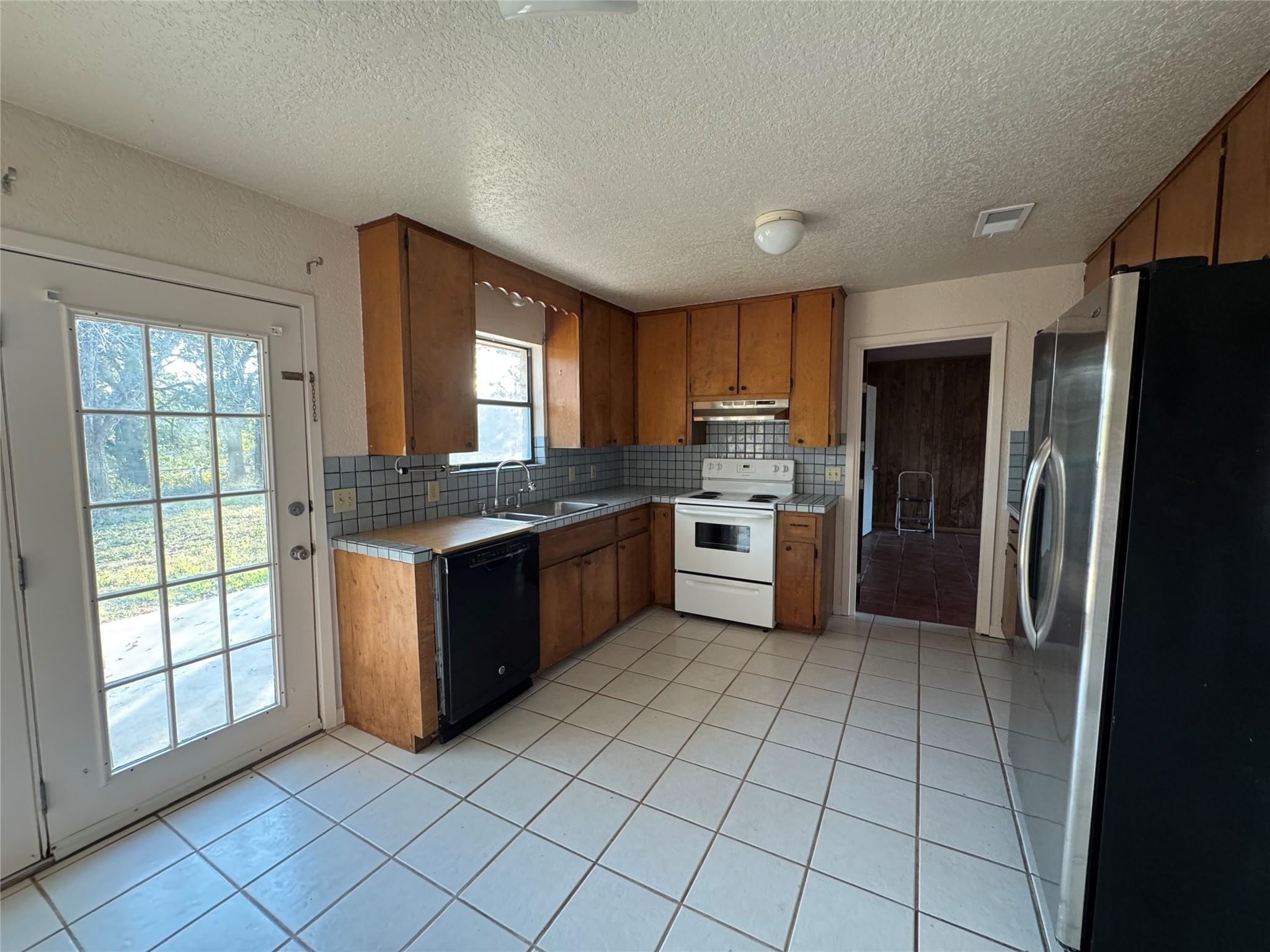 163 Robinson Rd, Lockhart, TX 78644