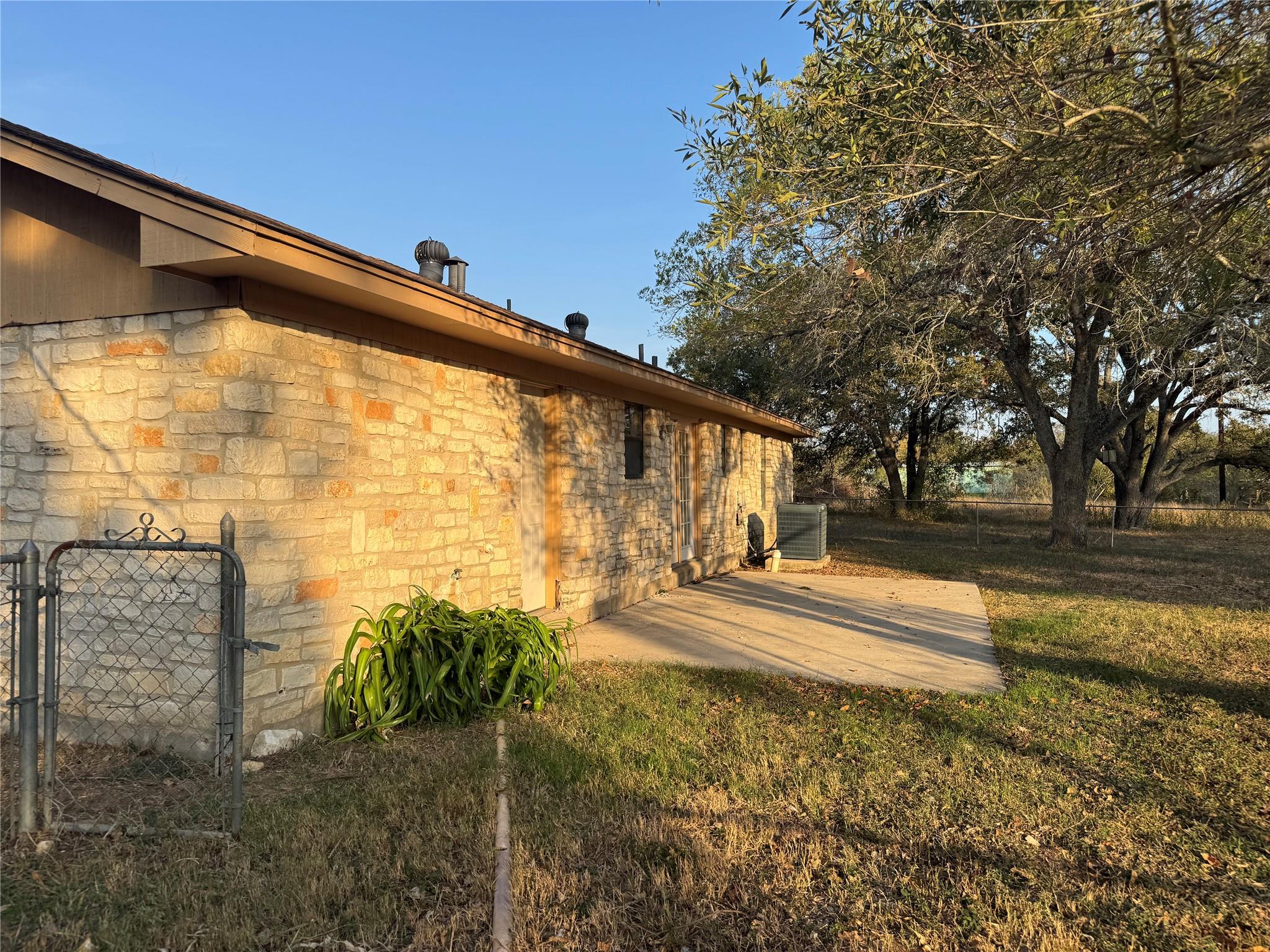 163 Robinson Rd, Lockhart, TX 78644