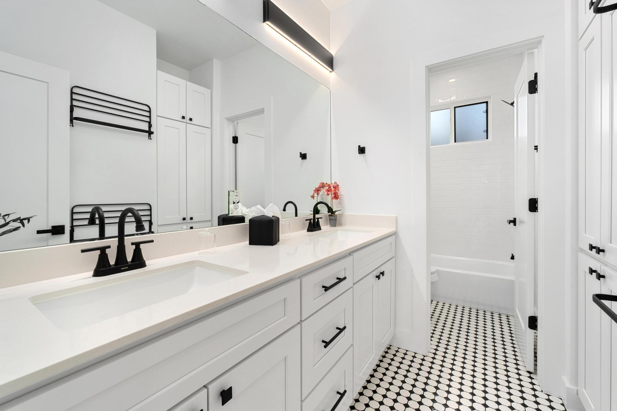 1500 Sylvan Glade # 1B, Austin, TX 78745