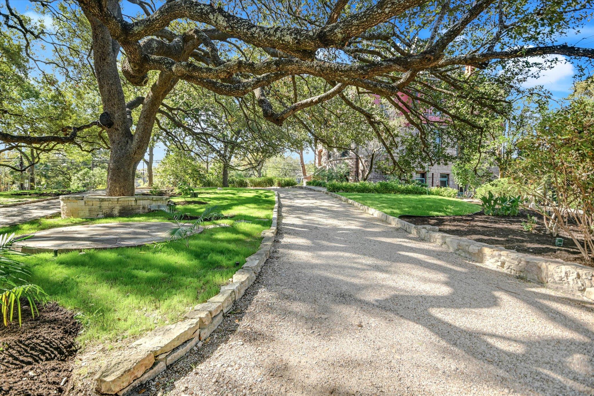 400 Academy Dr, Austin, TX 78704