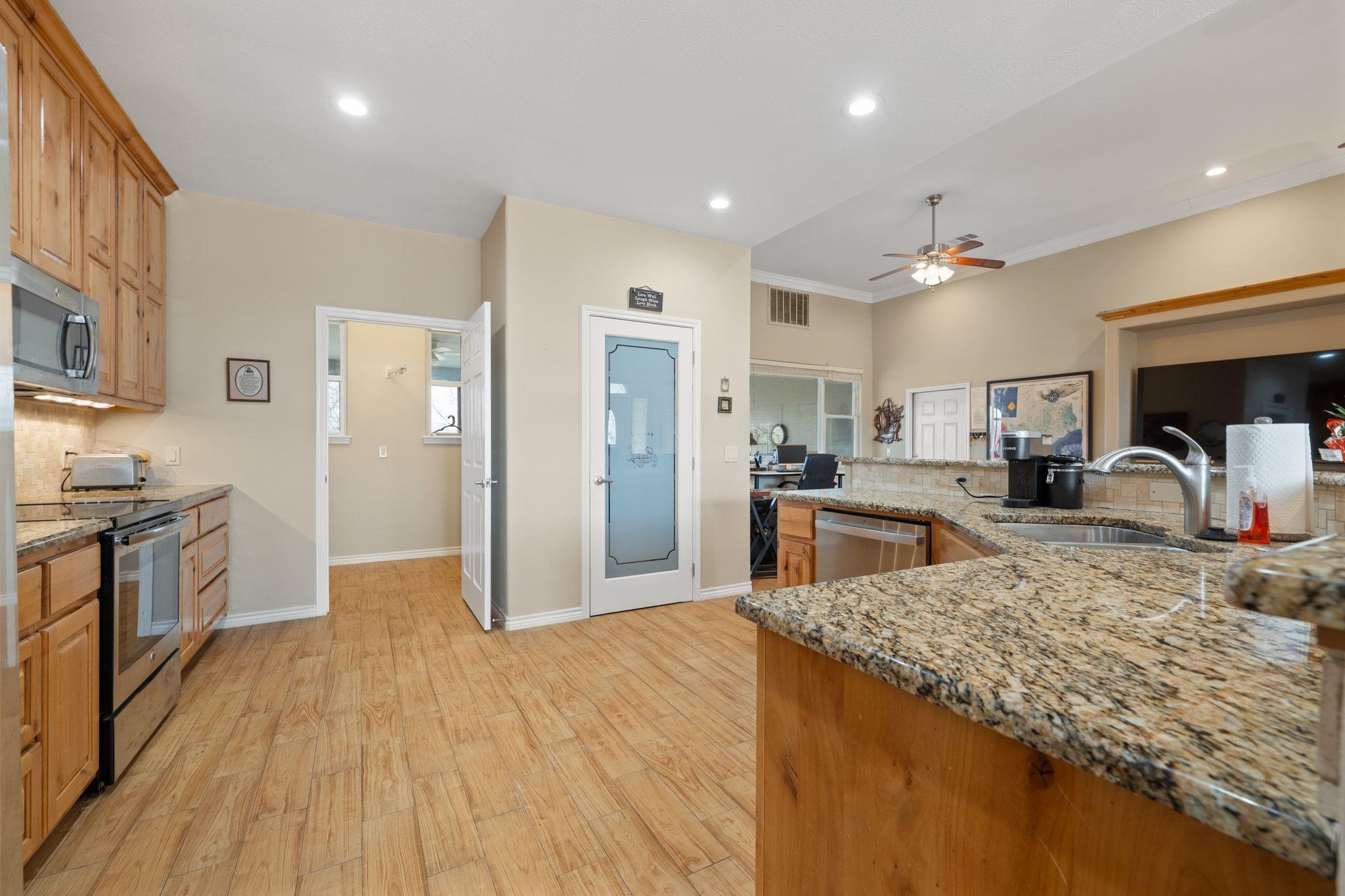 625 Skyline Dr, Kingsland, TX 78639