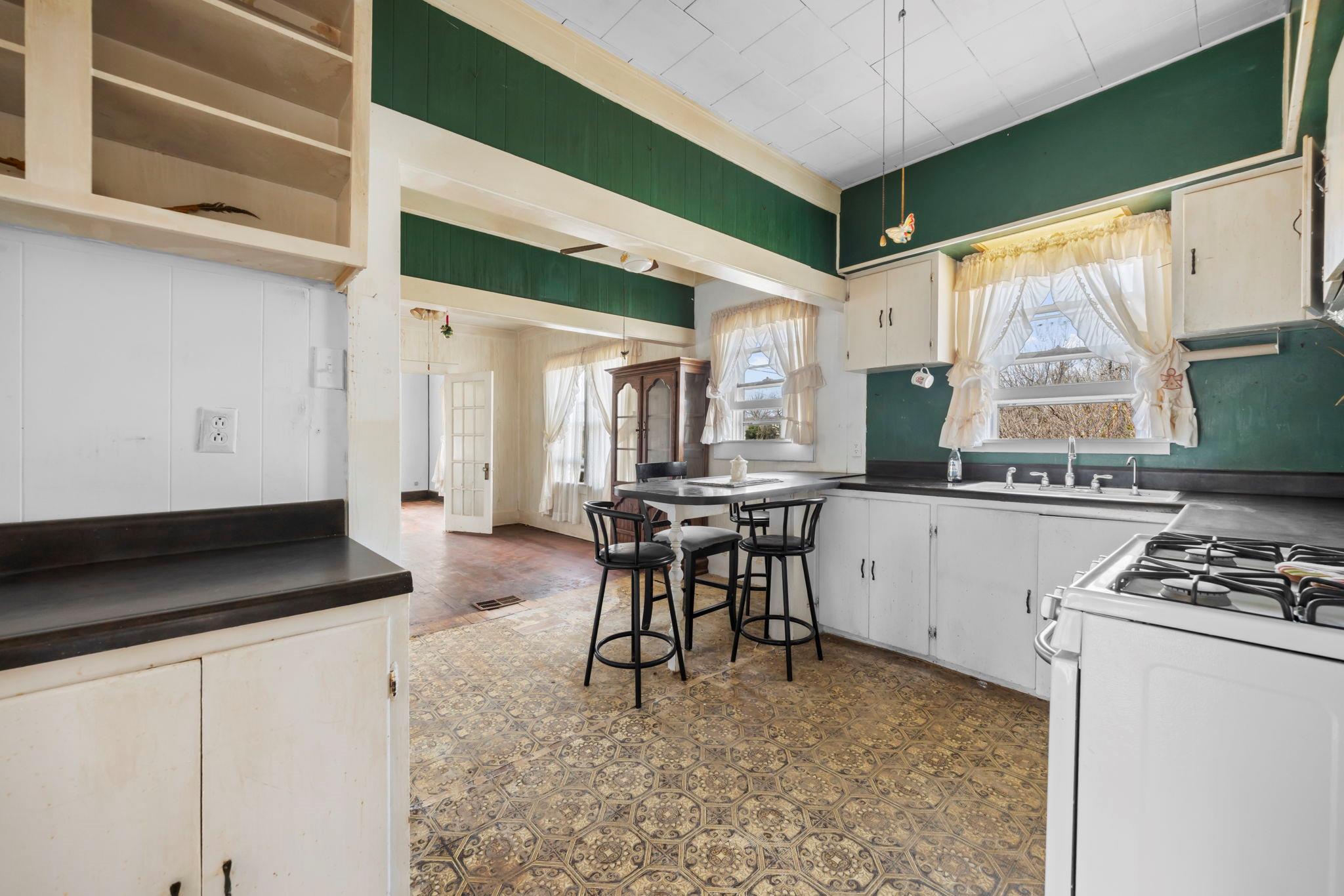 401 S Love Ave, Florence, TX 76527