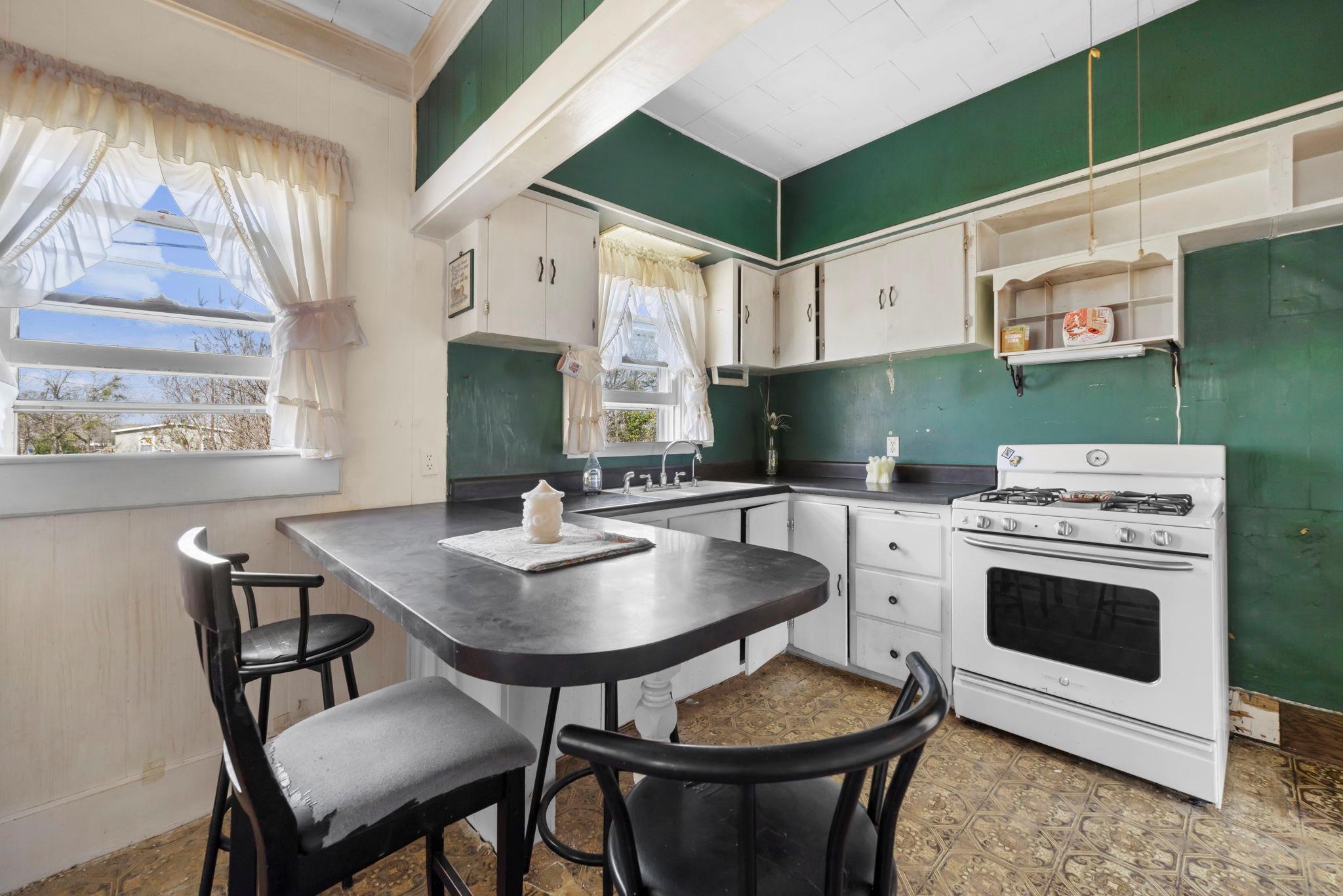 401 S Love Ave, Florence, TX 76527