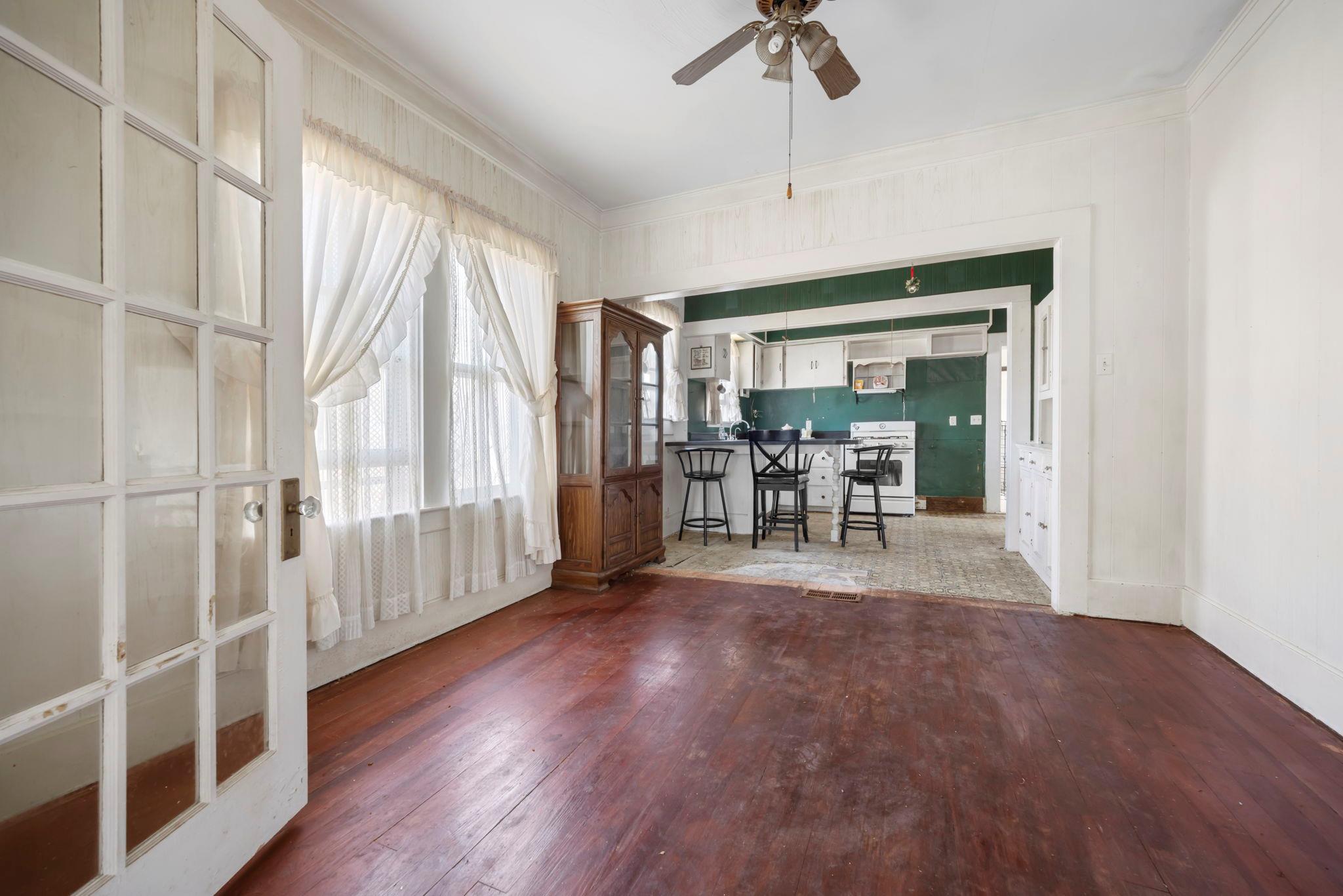 401 S Love Ave, Florence, TX 76527