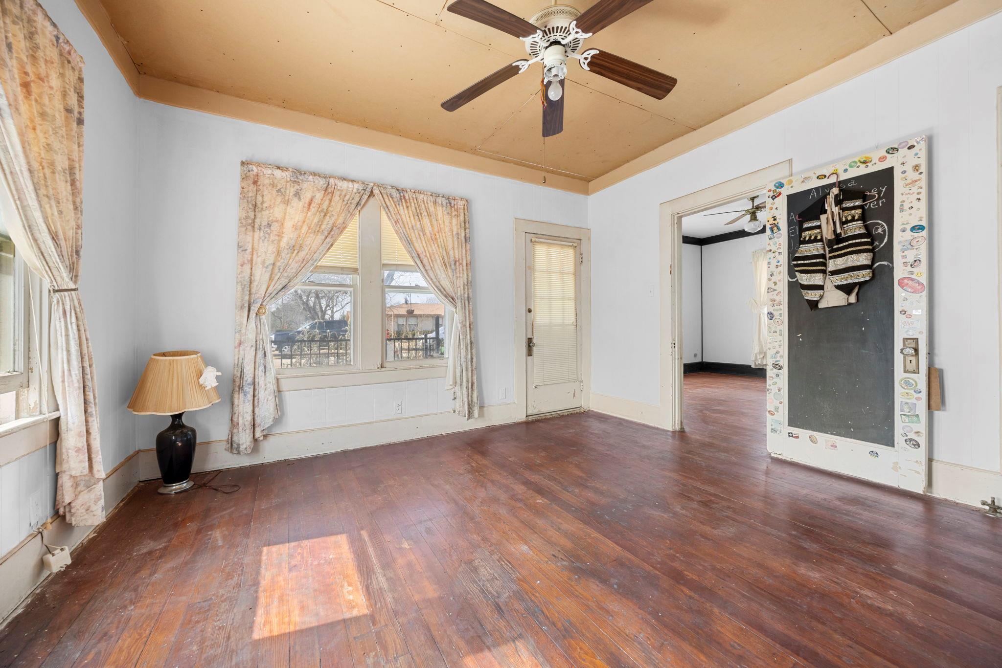 401 S Love Ave, Florence, TX 76527