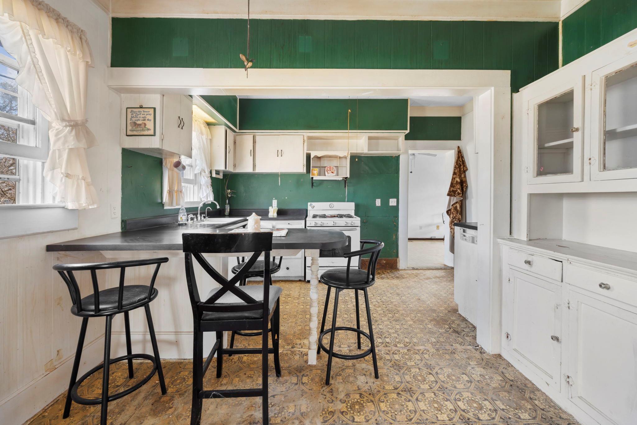 401 S Love Ave, Florence, TX 76527