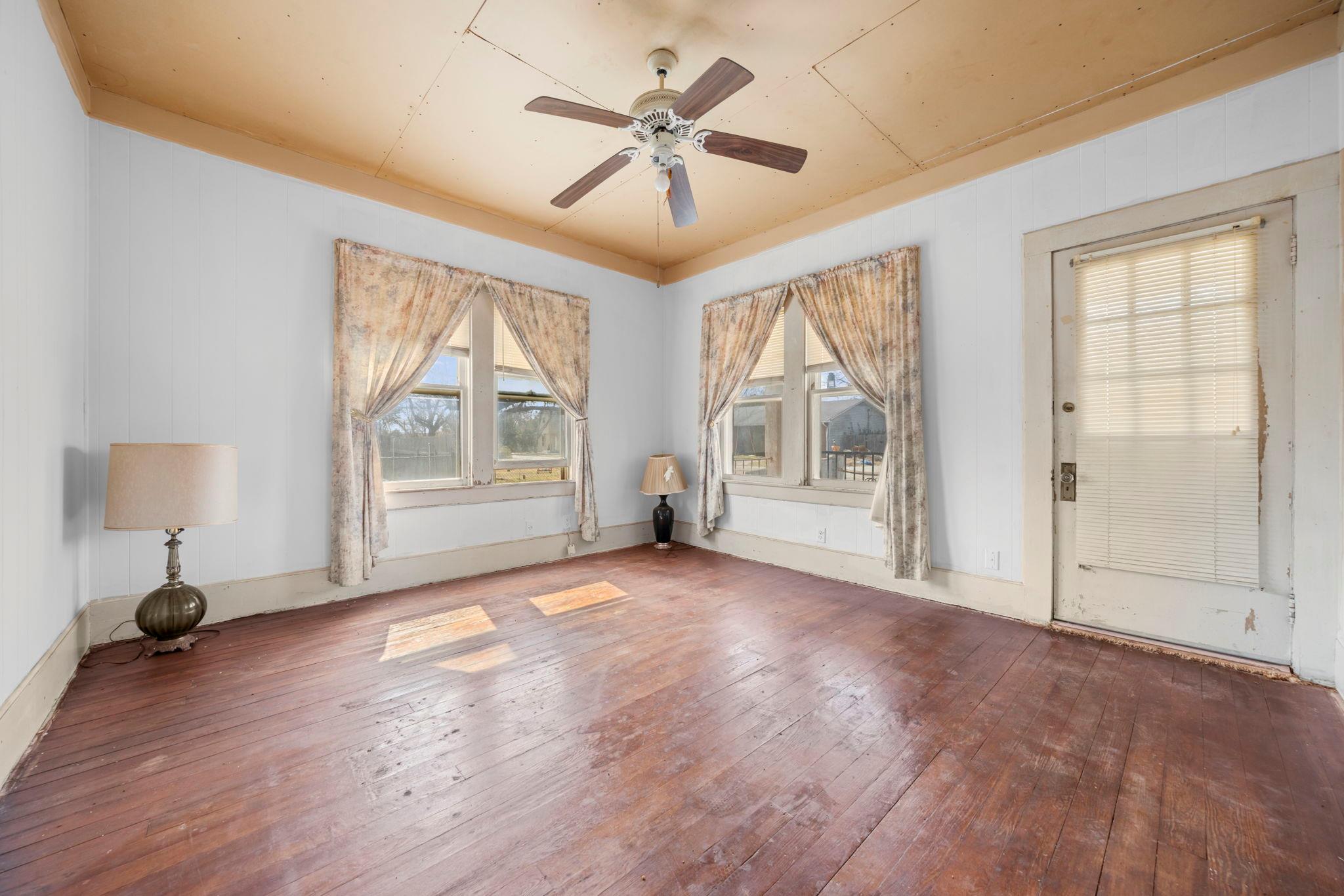 401 S Love Ave, Florence, TX 76527