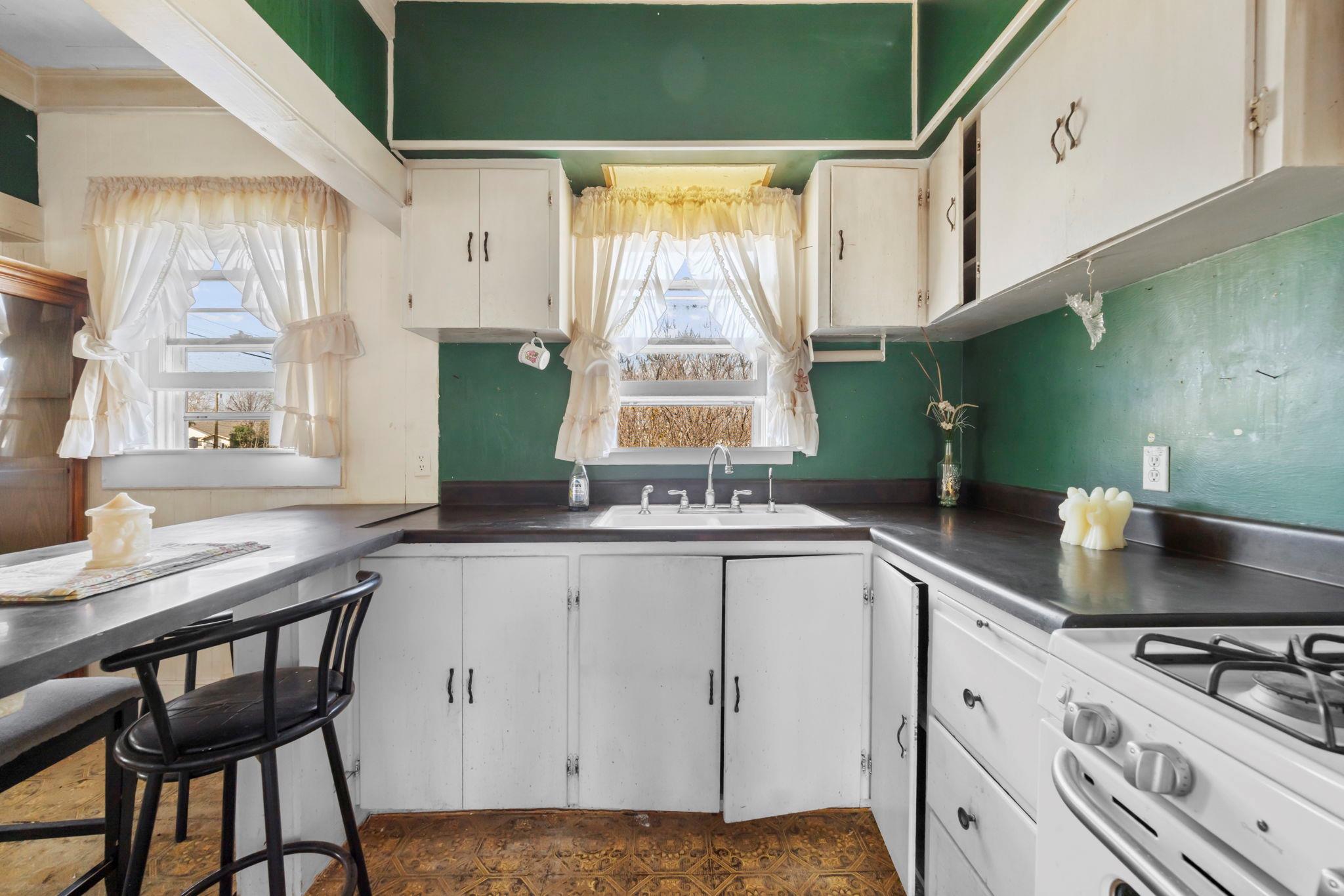 401 S Love Ave, Florence, TX 76527