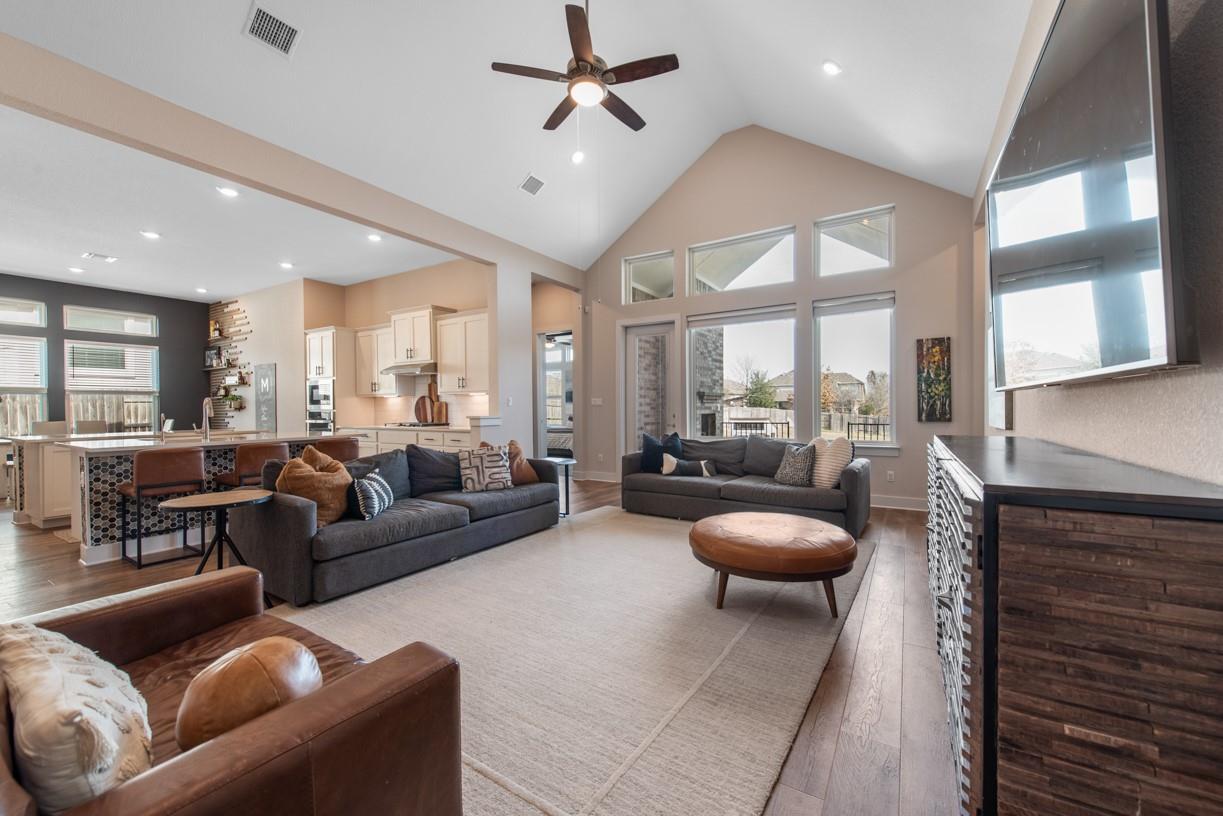 2341 Airport Dr, Leander, TX 78641