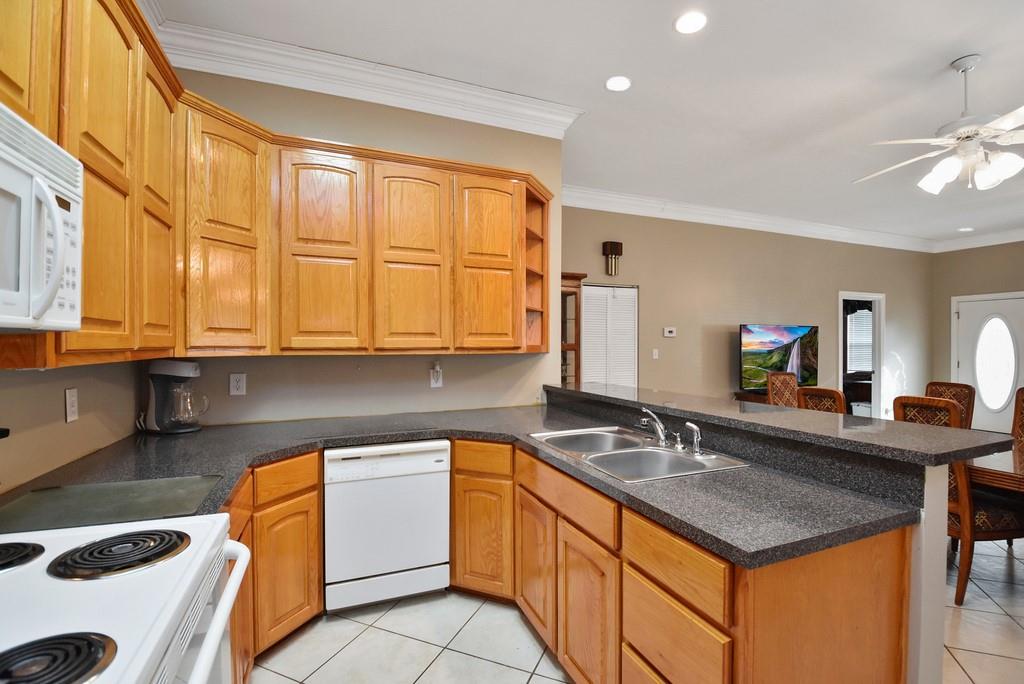 208 E 20th St, Cameron, TX 76520