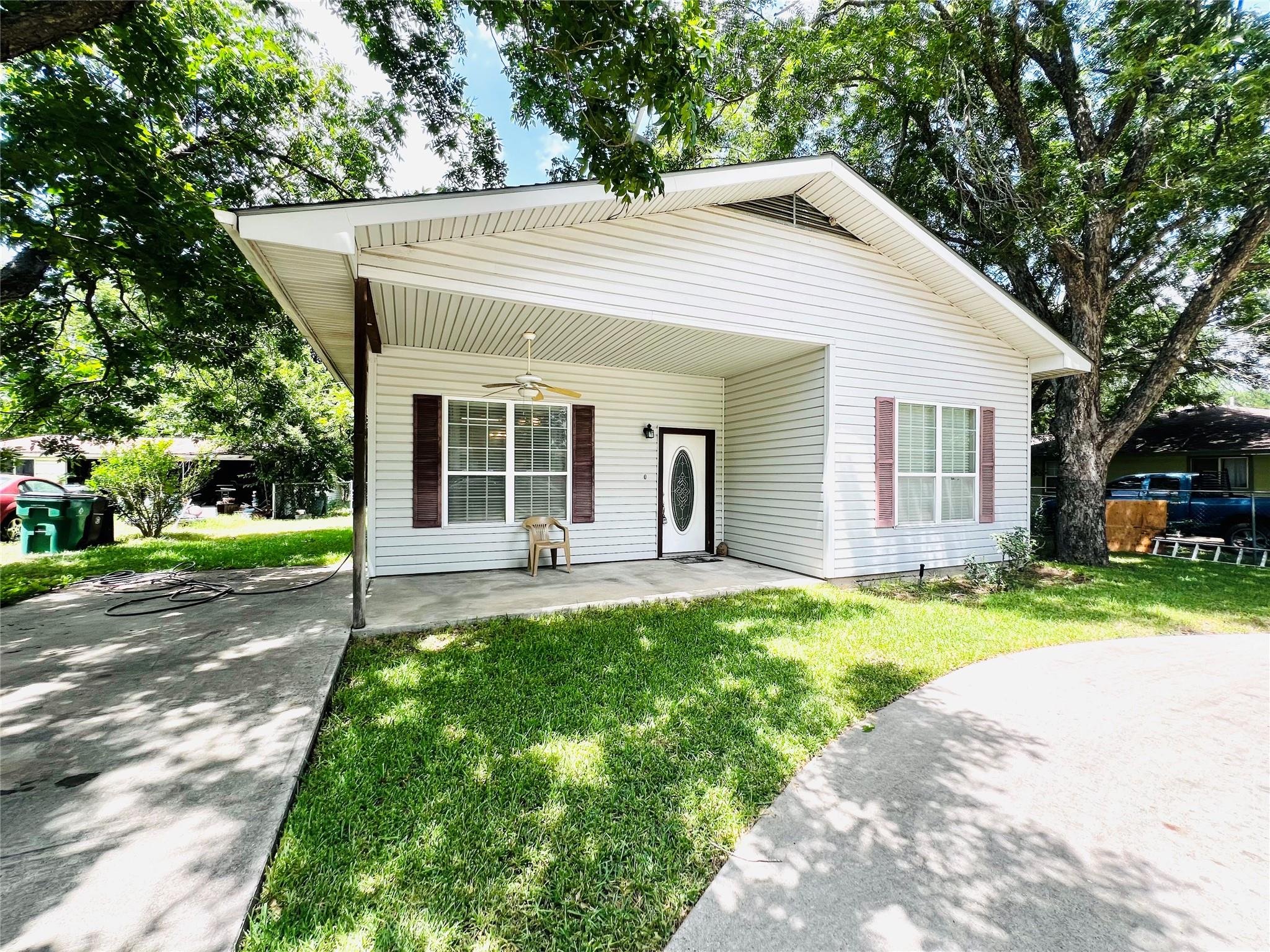 208 E 20th St, Cameron, TX 76520