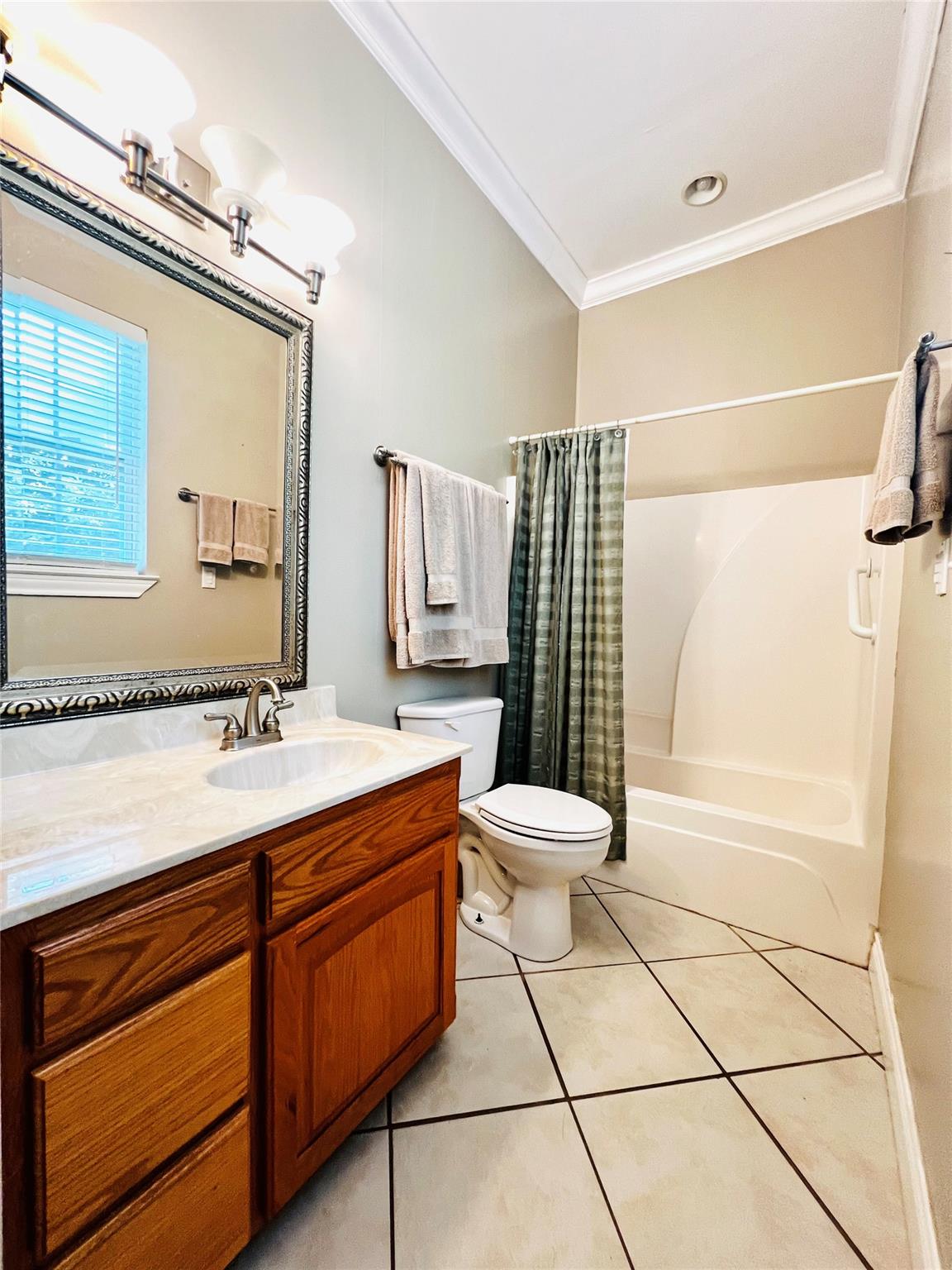 208 E 20th St, Cameron, TX 76520