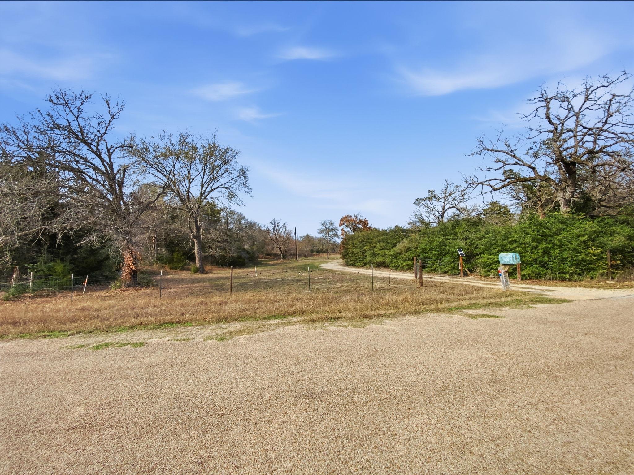 1471 County Road A, Lexington, TX 78947