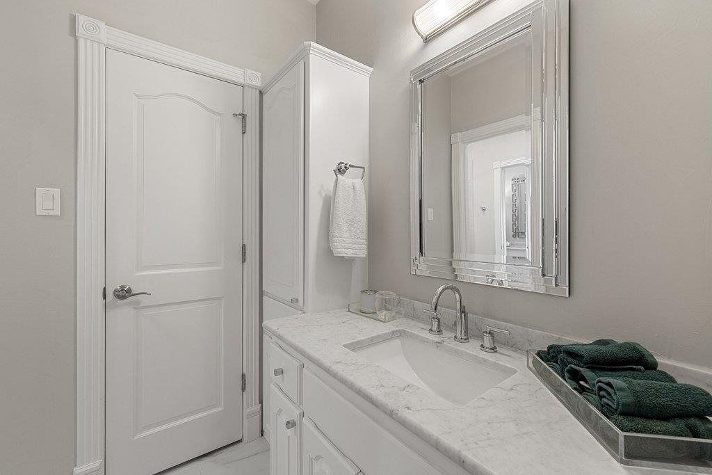 19901 Angel Bay Dr, Spicewood, TX 78669