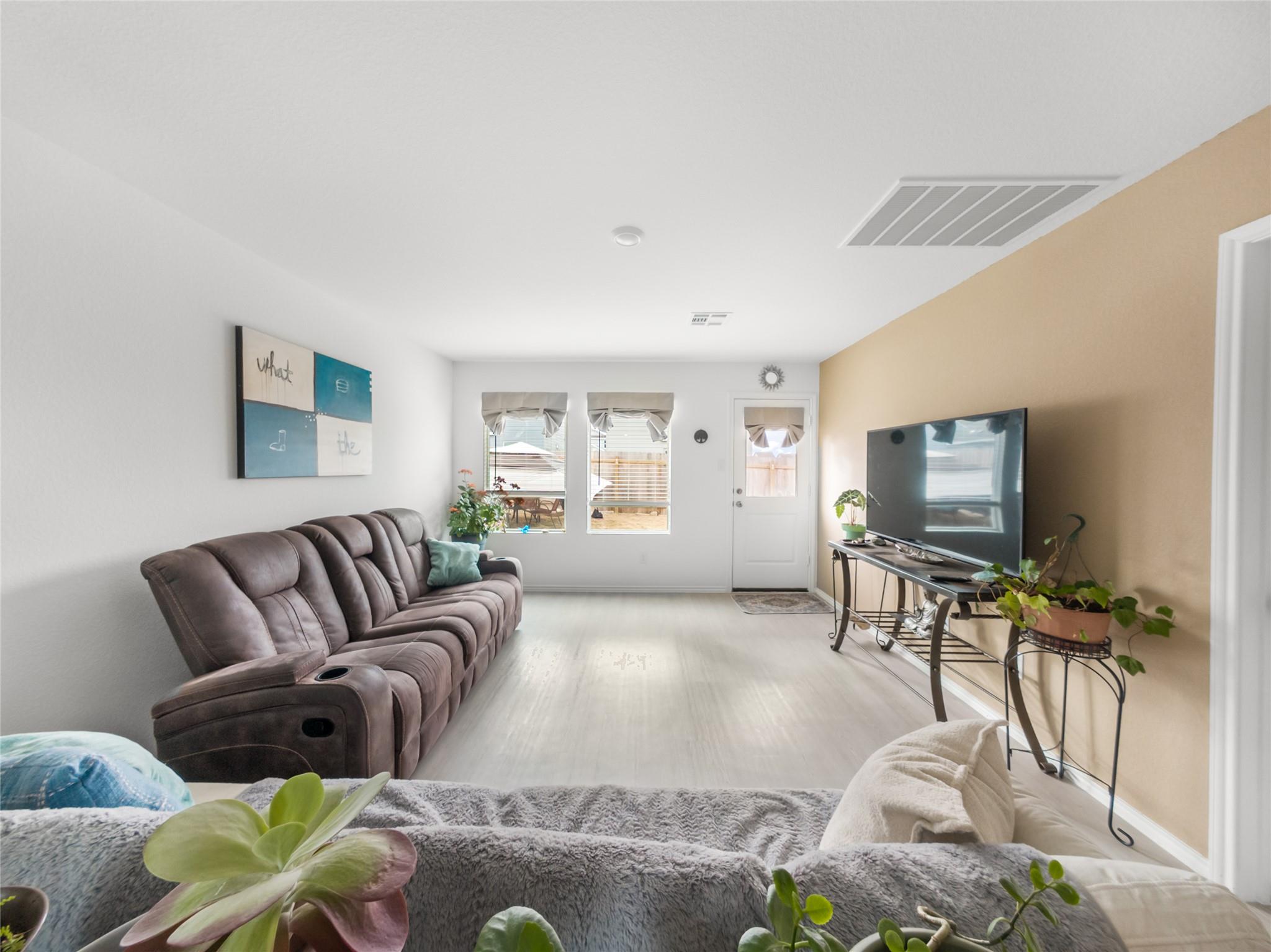 373 Cowpoke Dr, Jarrell, TX 76537