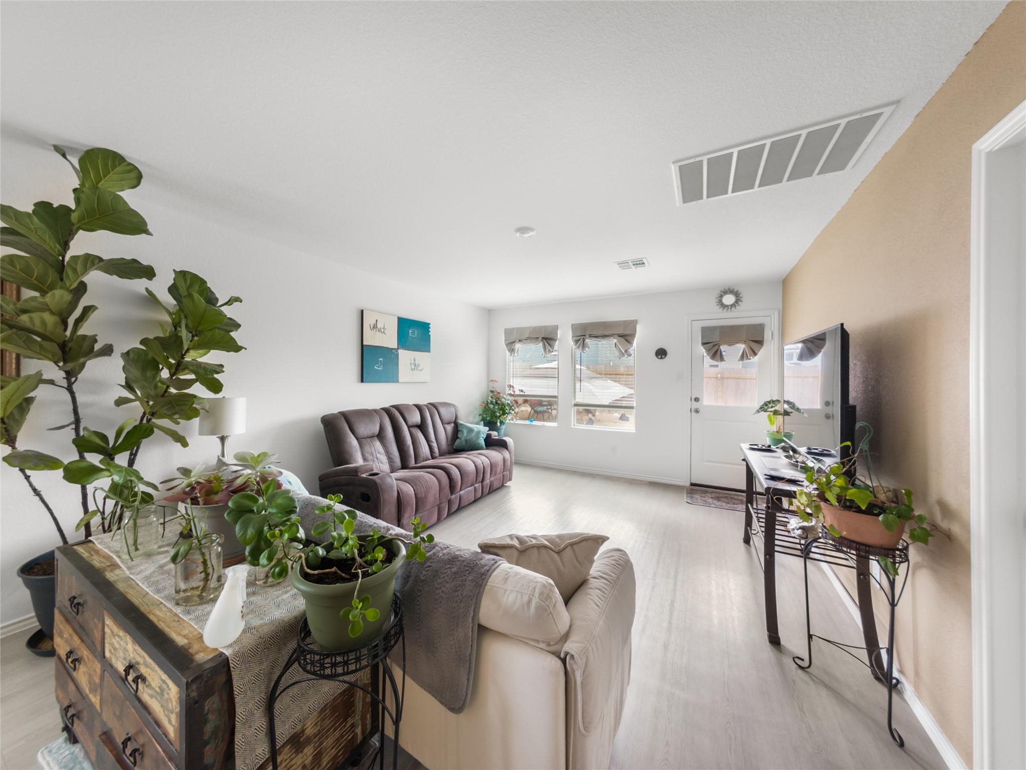 373 Cowpoke Dr, Jarrell, TX 76537