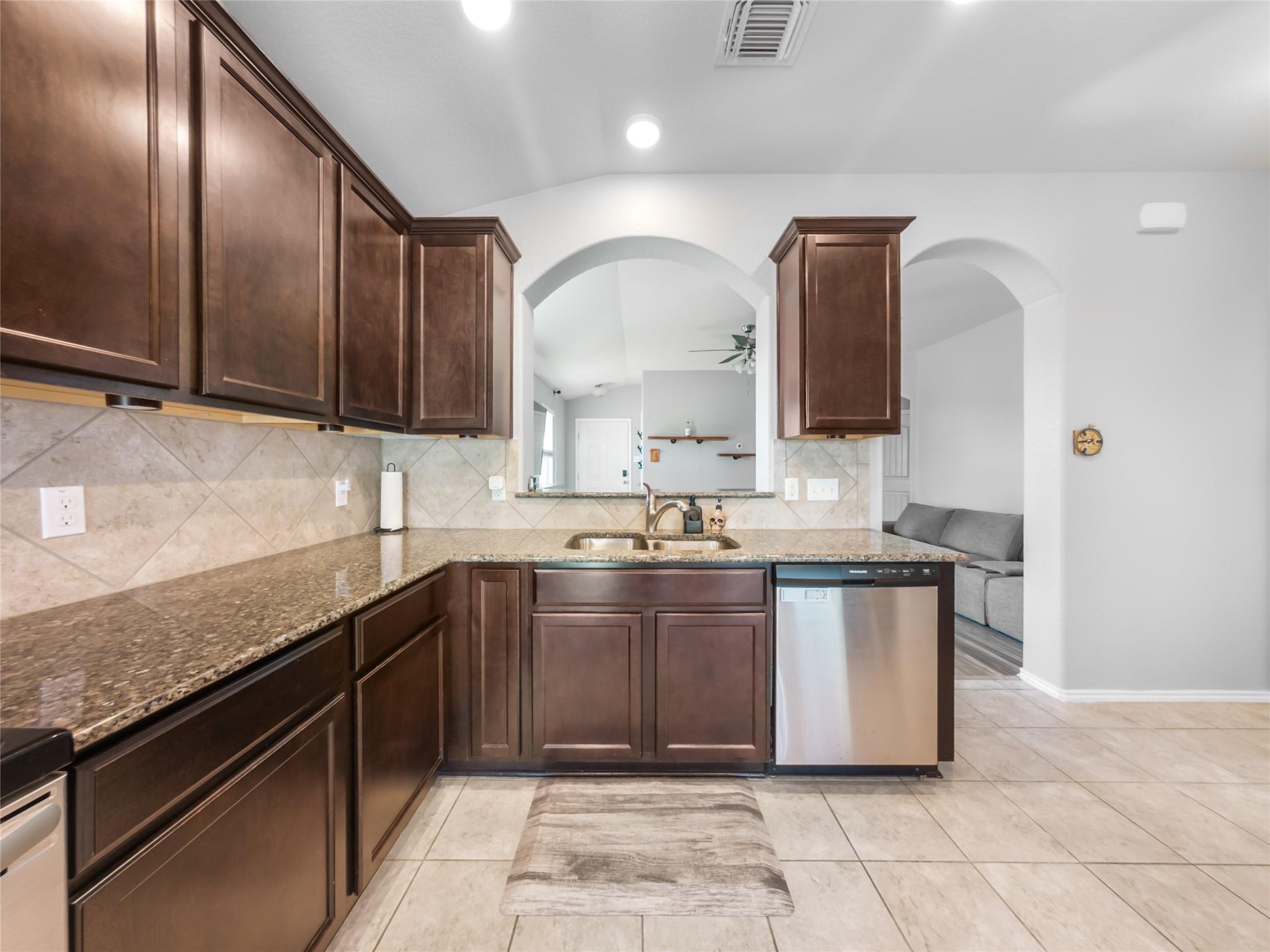 137 Hematite Ln, Jarrell, TX 76537