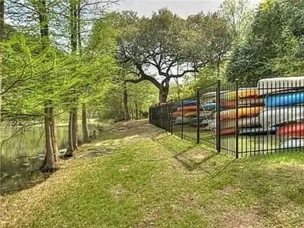 5607 Courtyard Dr, Austin, TX 78731