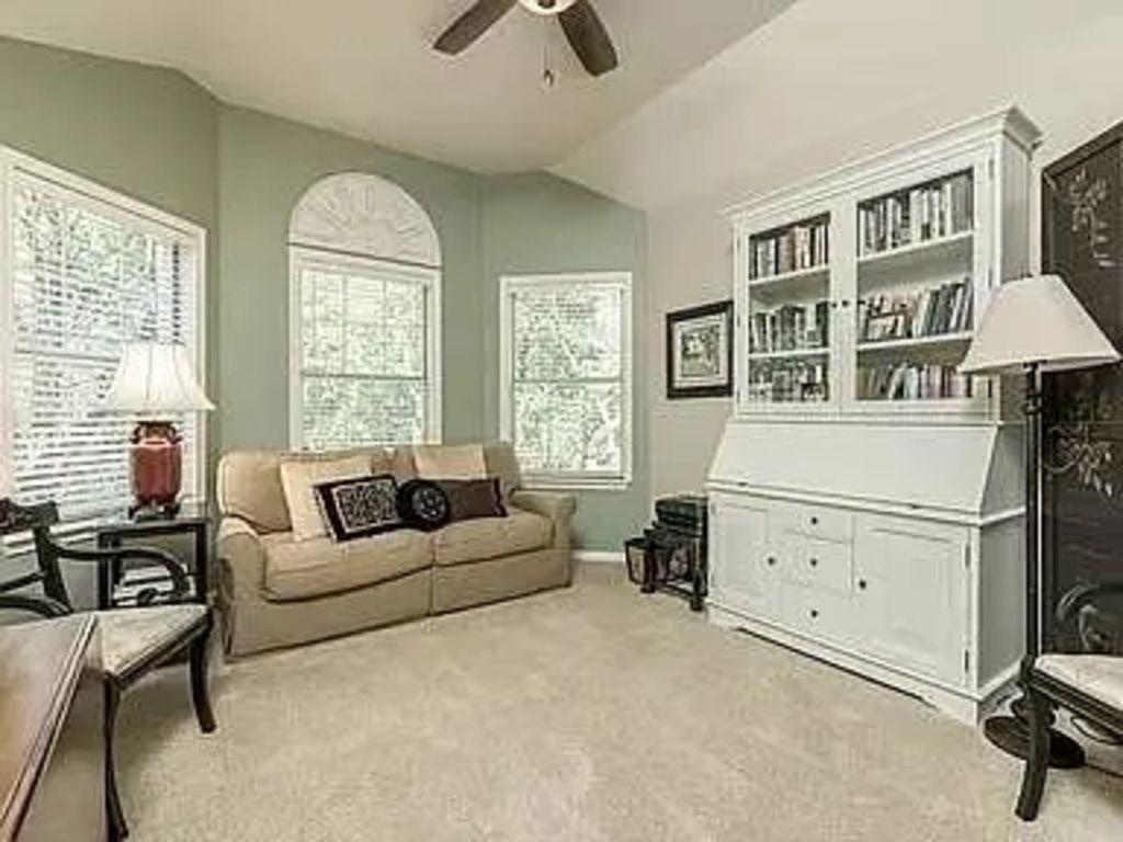 5607 Courtyard Dr, Austin, TX 78731