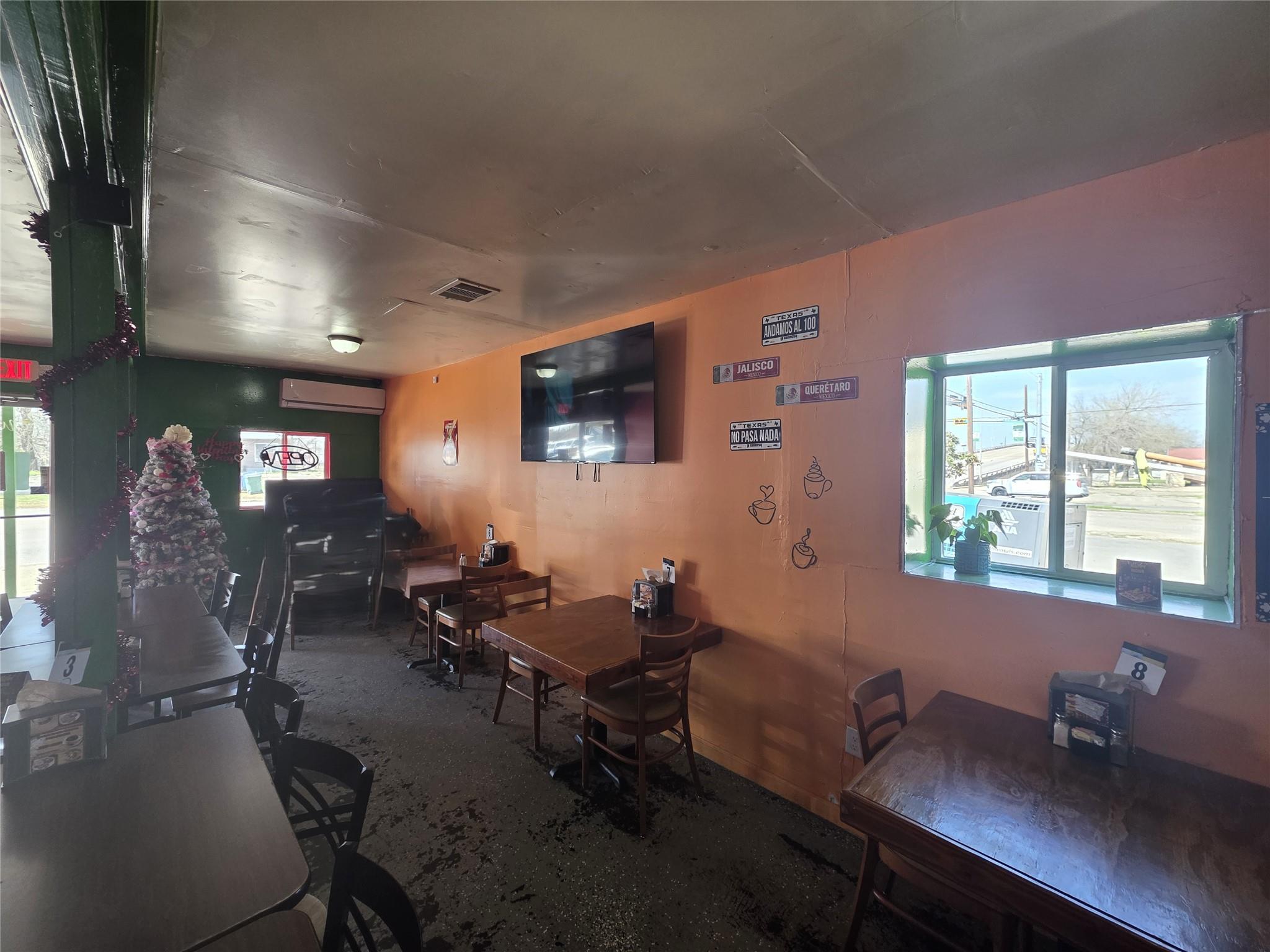 405 S Main St, Taylor, TX 76574