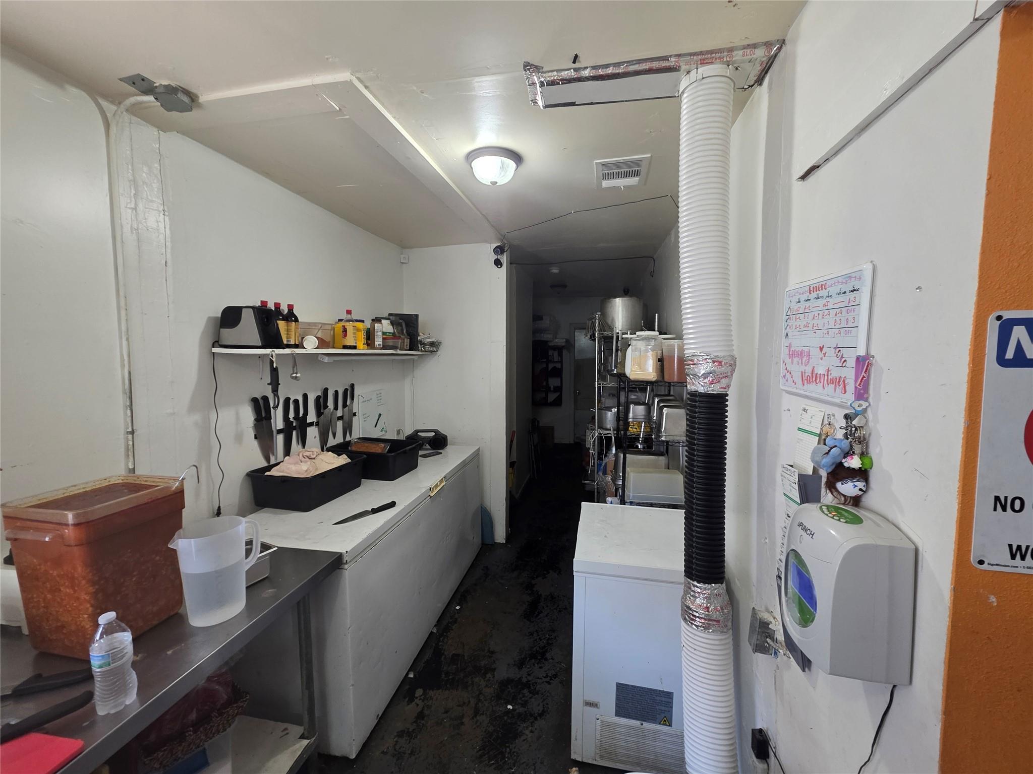 405 S Main St, Taylor, TX 76574