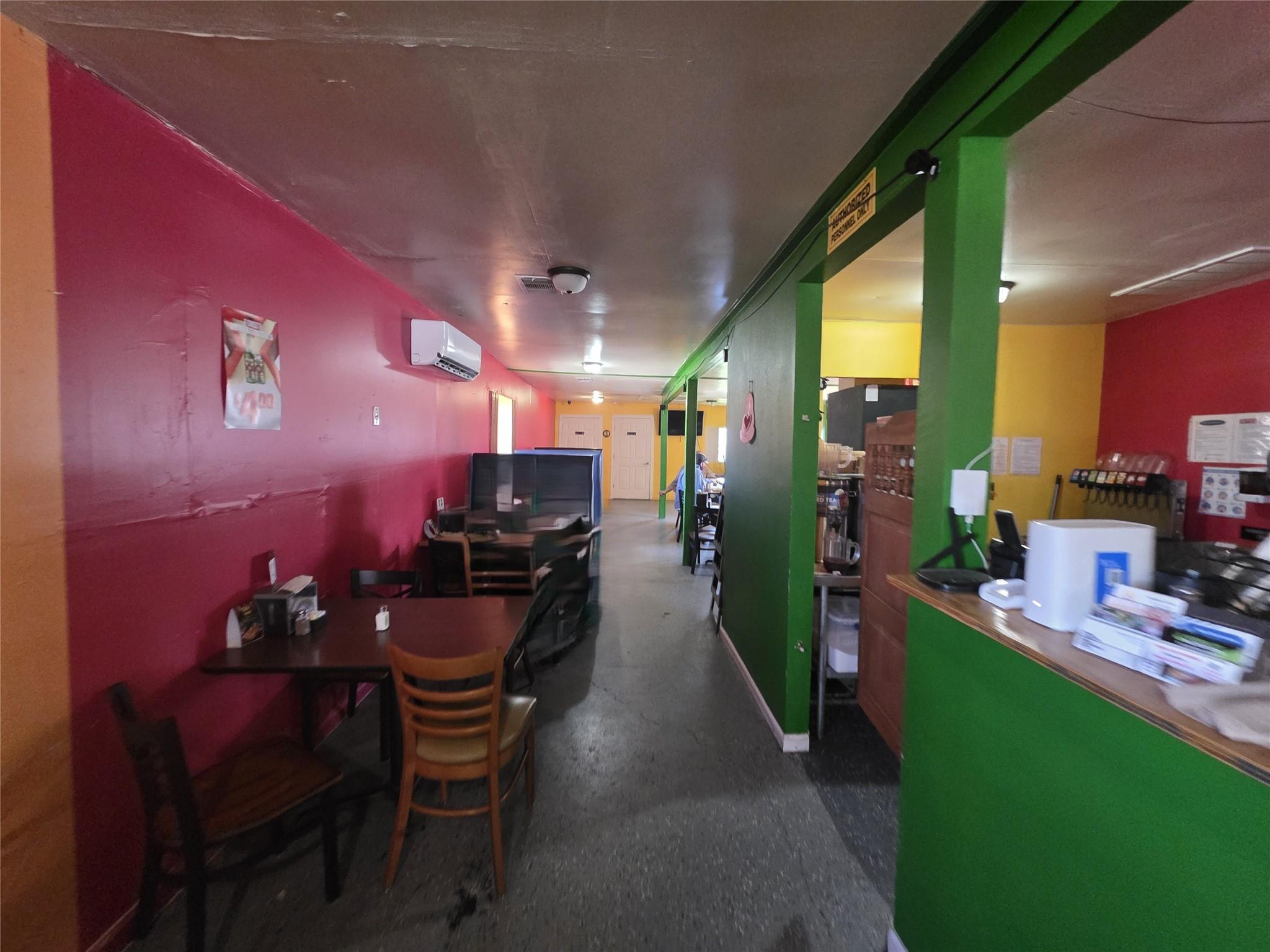 405 S Main St, Taylor, TX 76574