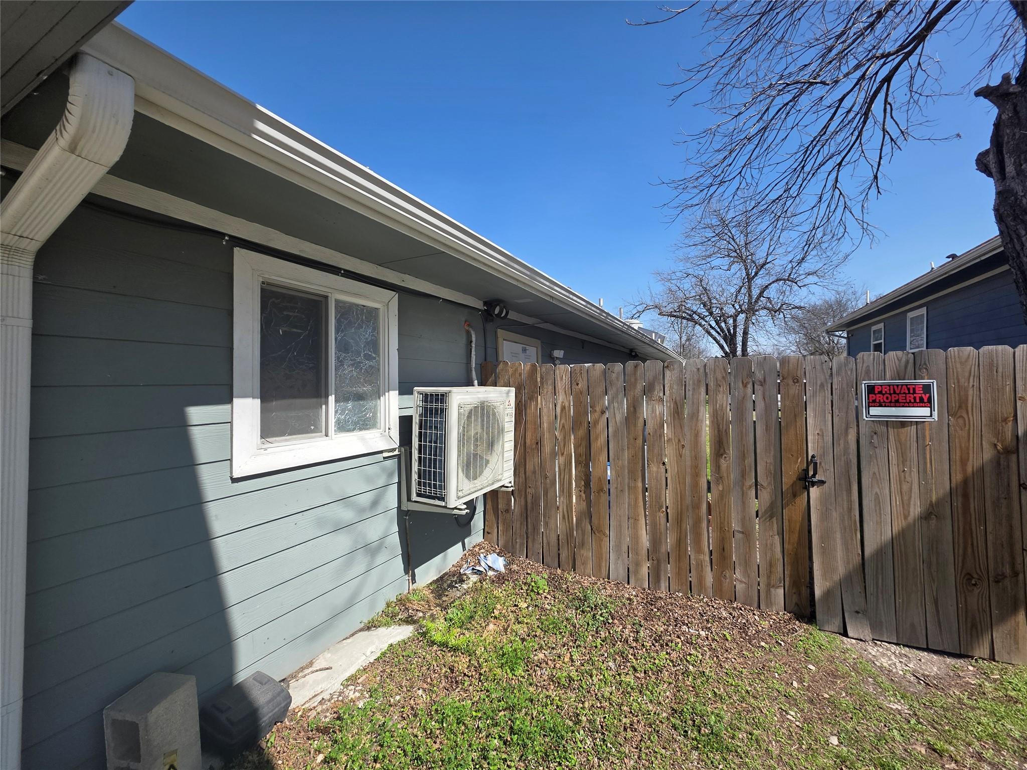 405 S Main St, Taylor, TX 76574