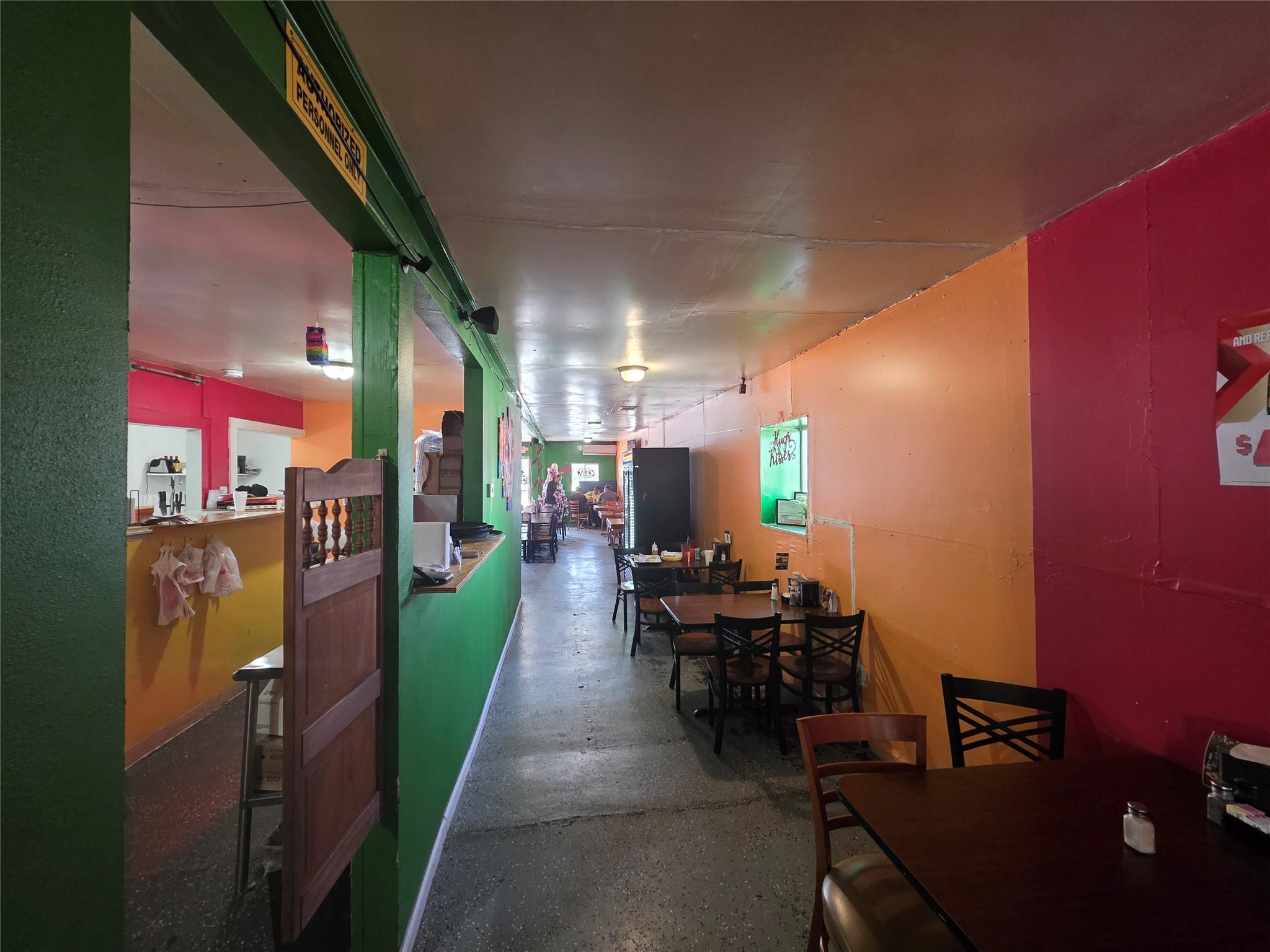 405 S Main St, Taylor, TX 76574