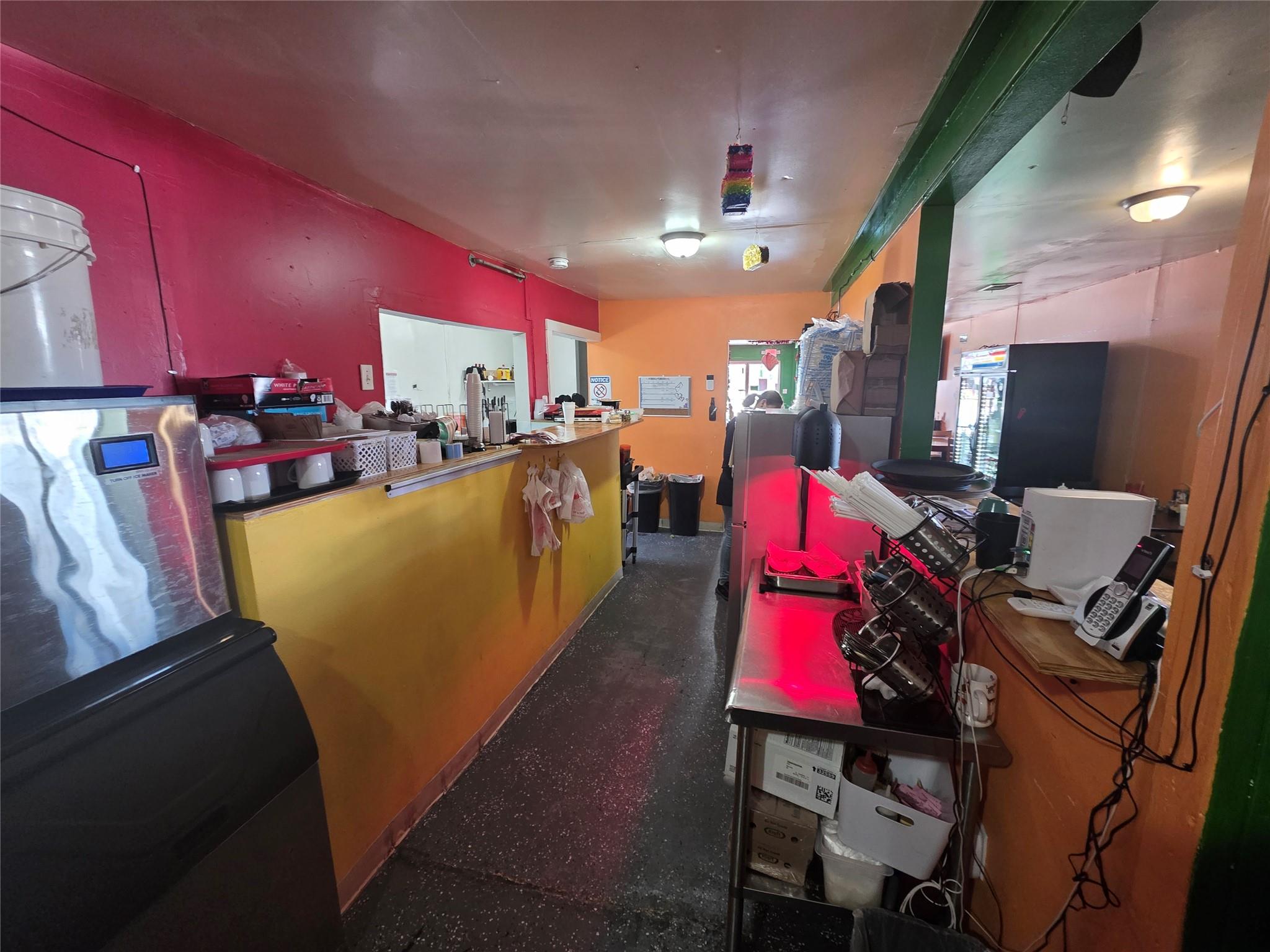 405 S Main St, Taylor, TX 76574