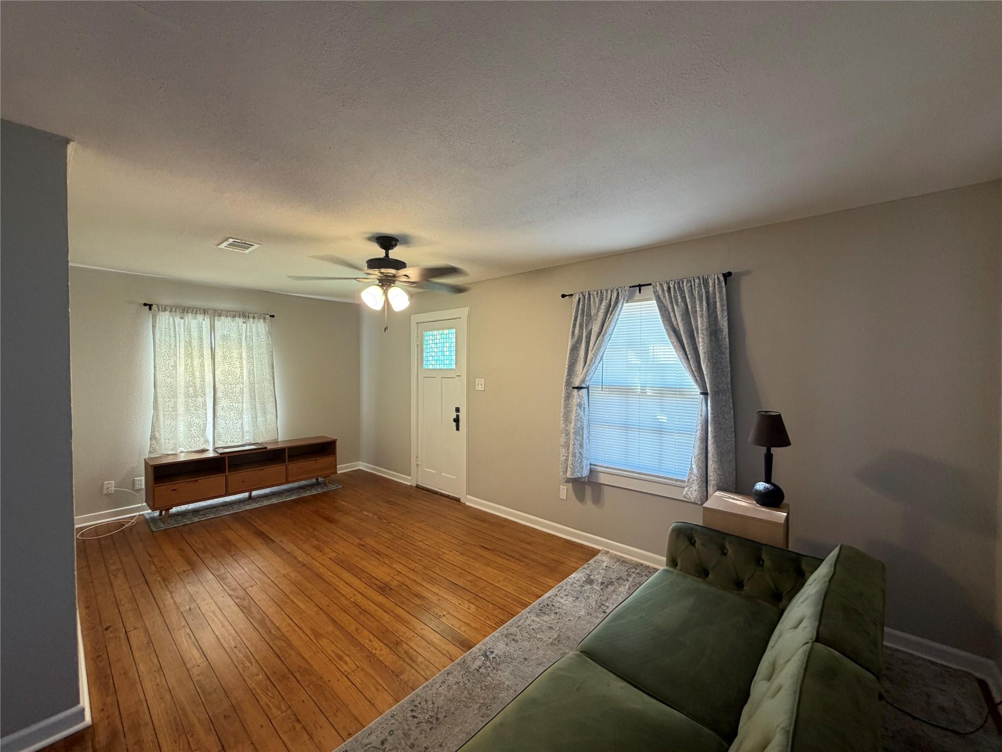 521 S Oak Ave, Luling, TX 78648