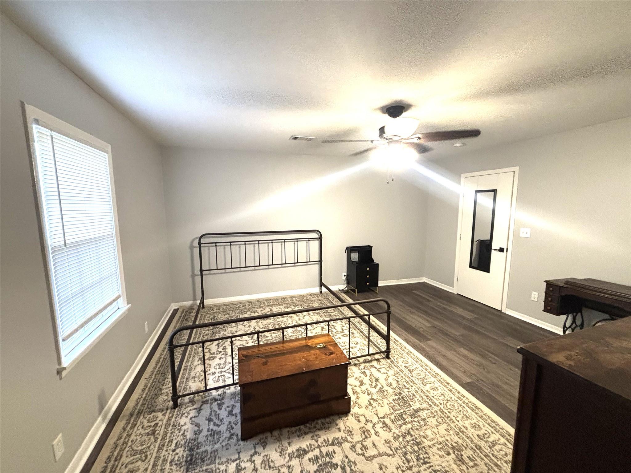 521 S Oak Ave, Luling, TX 78648