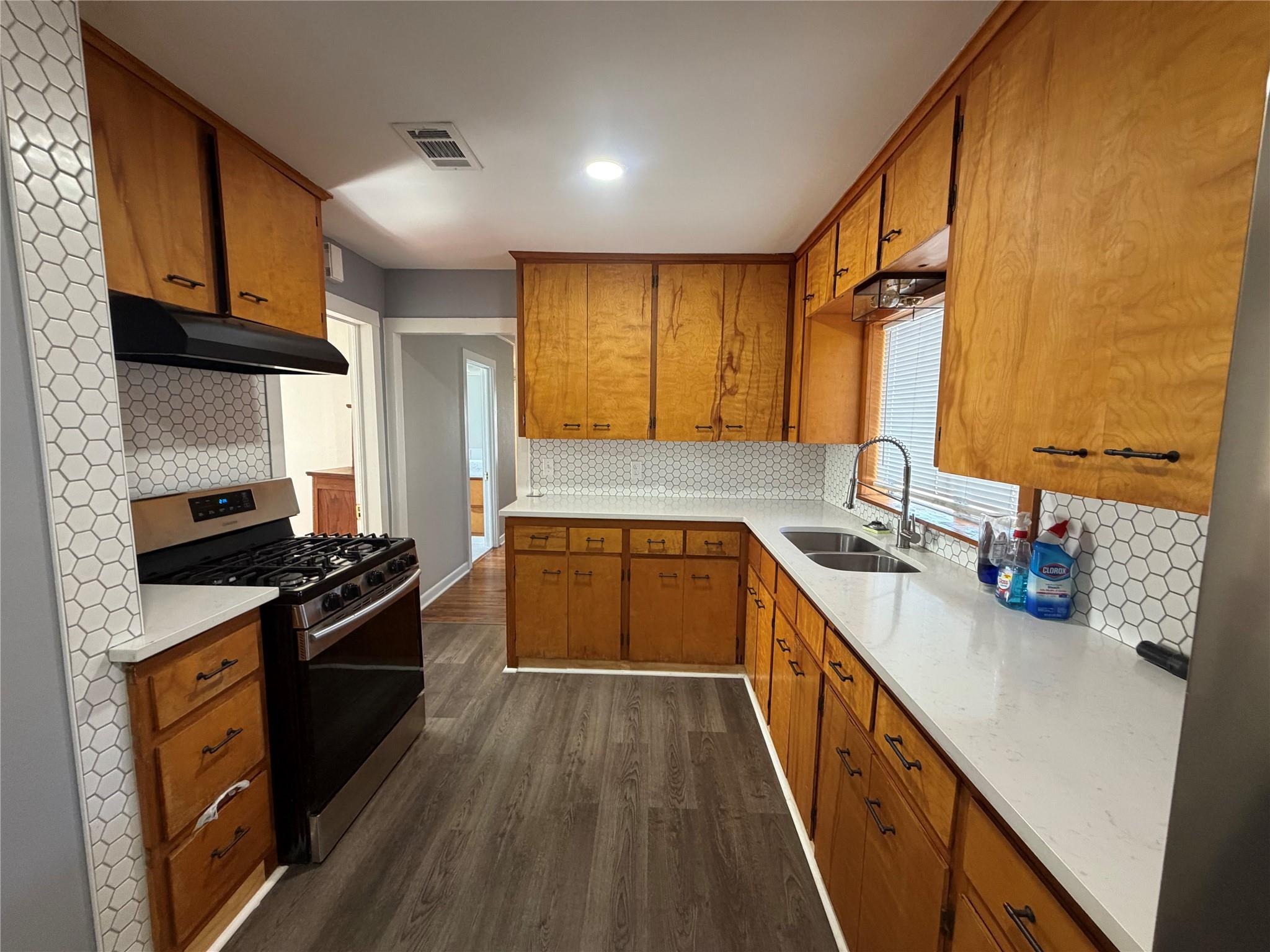 521 S Oak Ave, Luling, TX 78648