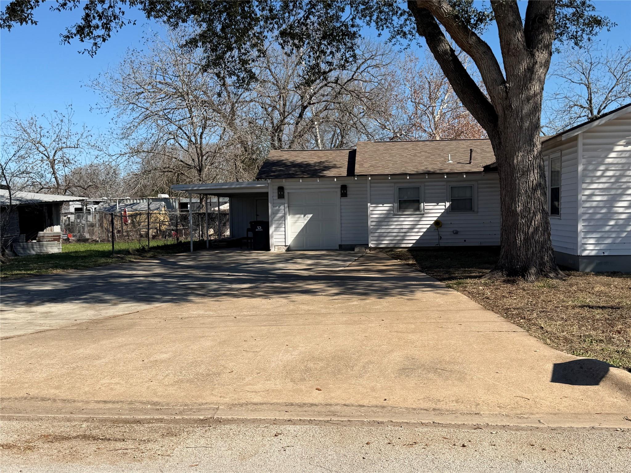 521 S Oak Ave, Luling, TX 78648