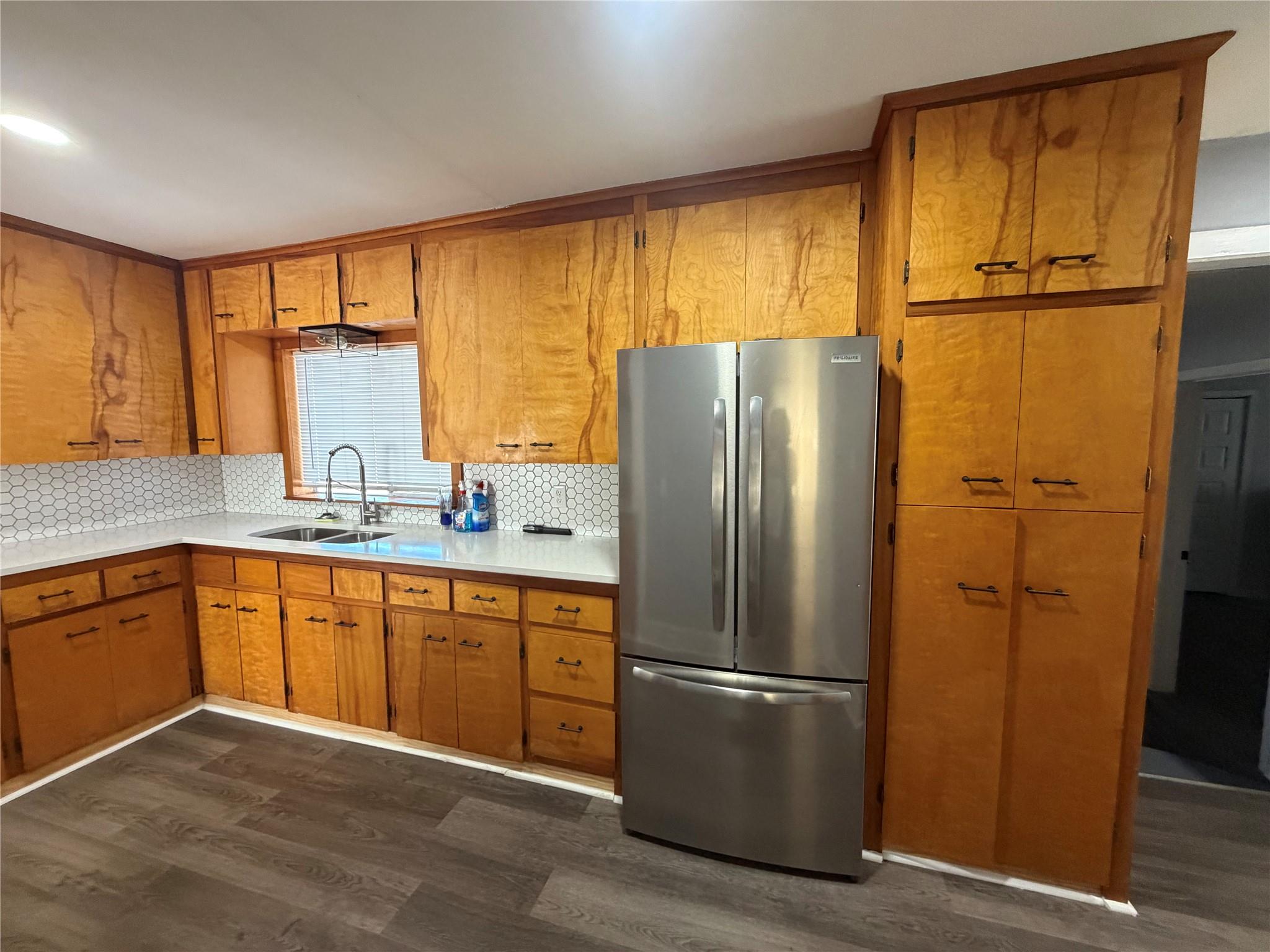 521 S Oak Ave, Luling, TX 78648