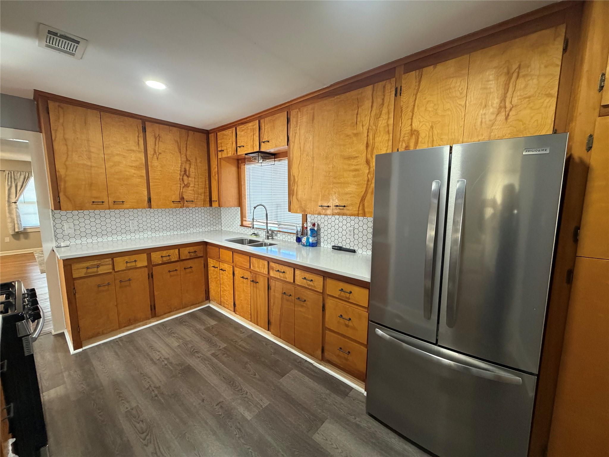 521 S Oak Ave, Luling, TX 78648