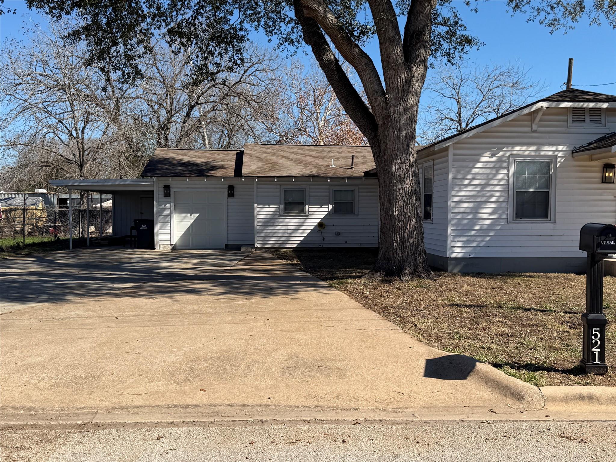 521 S Oak Ave, Luling, TX 78648