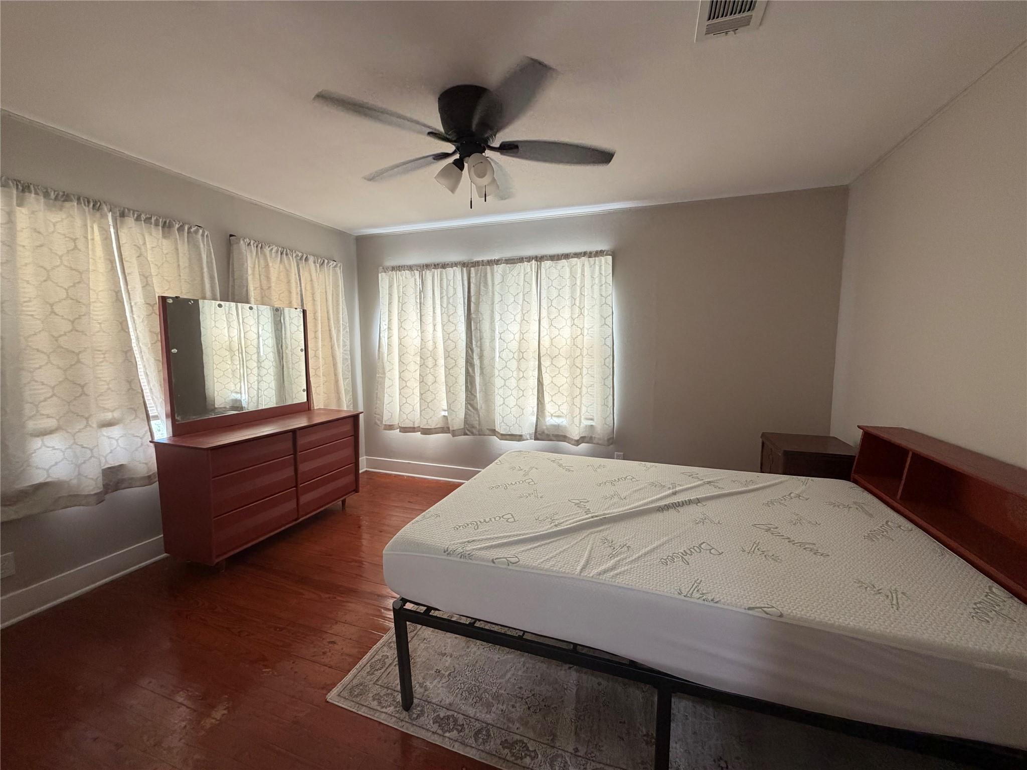 521 S Oak Ave, Luling, TX 78648