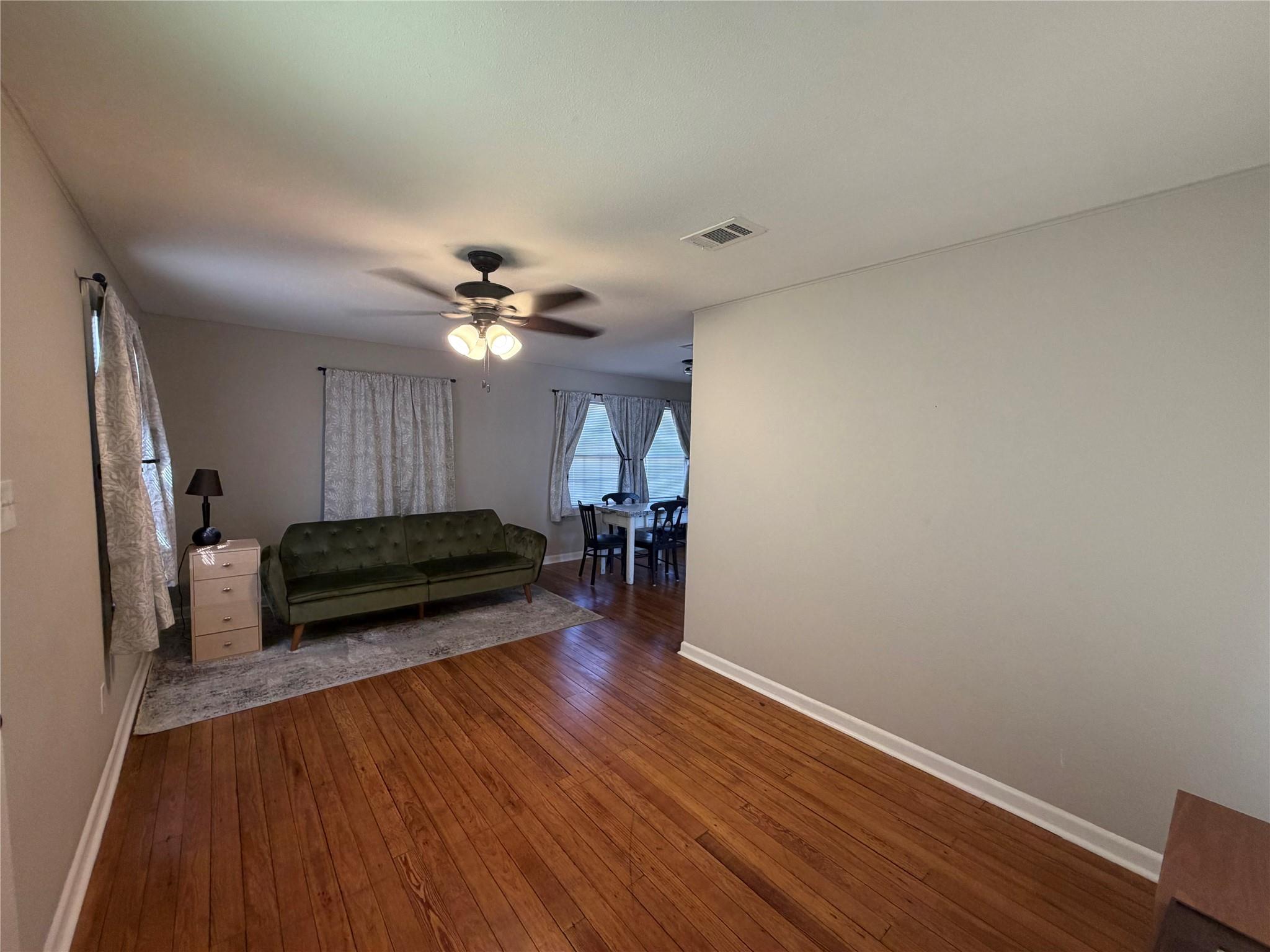 521 S Oak Ave, Luling, TX 78648