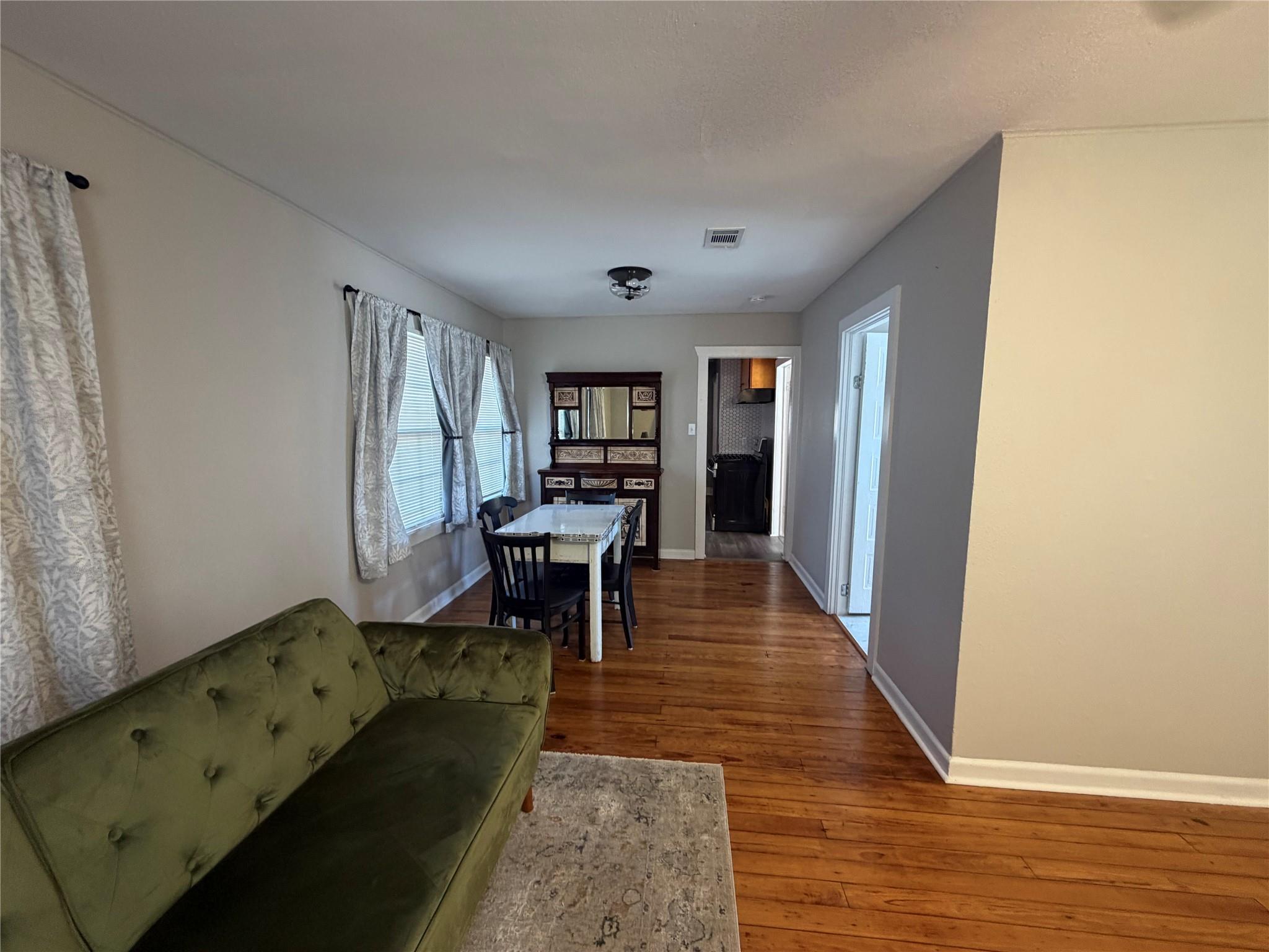 521 S Oak Ave, Luling, TX 78648