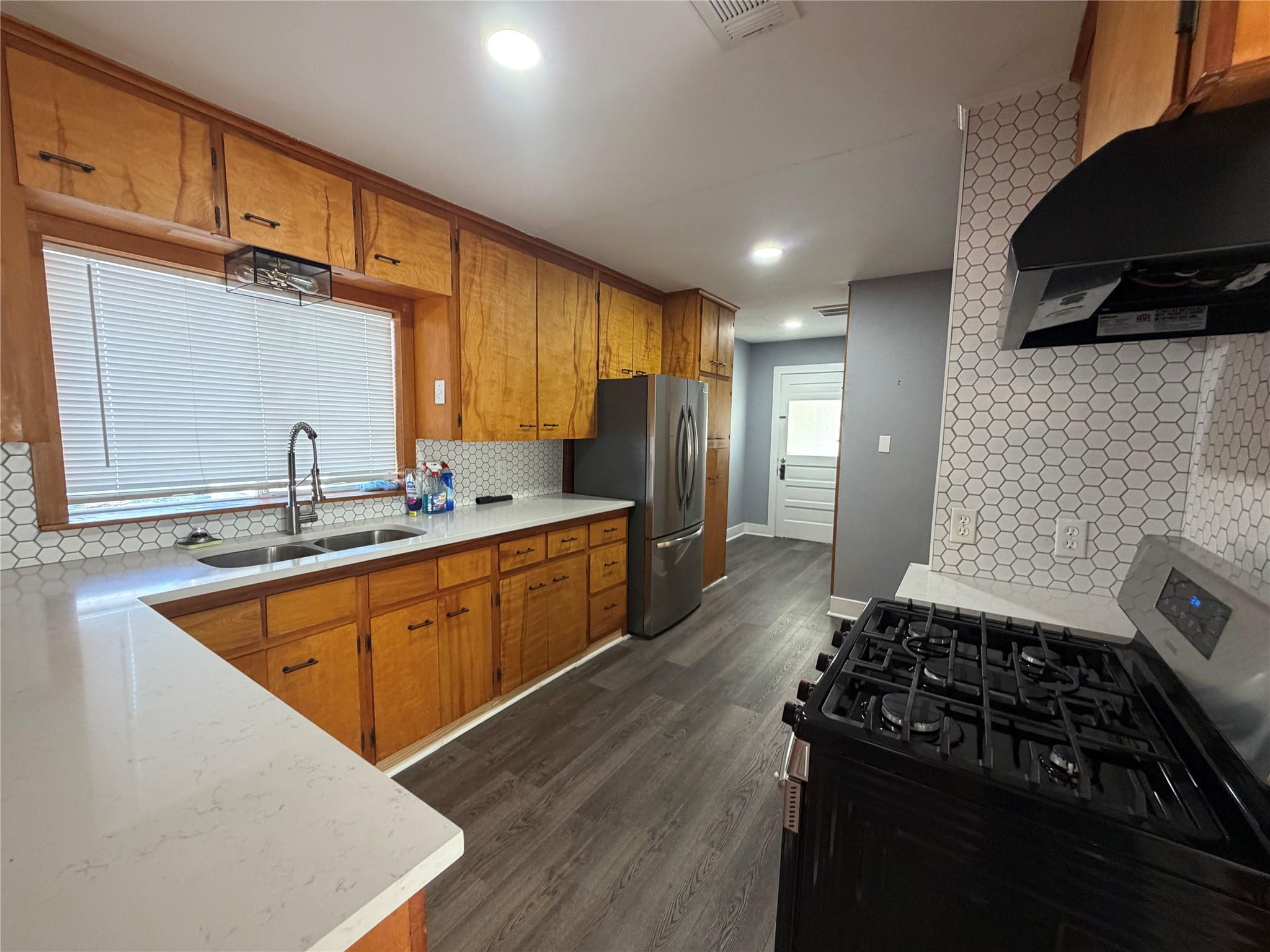 521 S Oak Ave, Luling, TX 78648